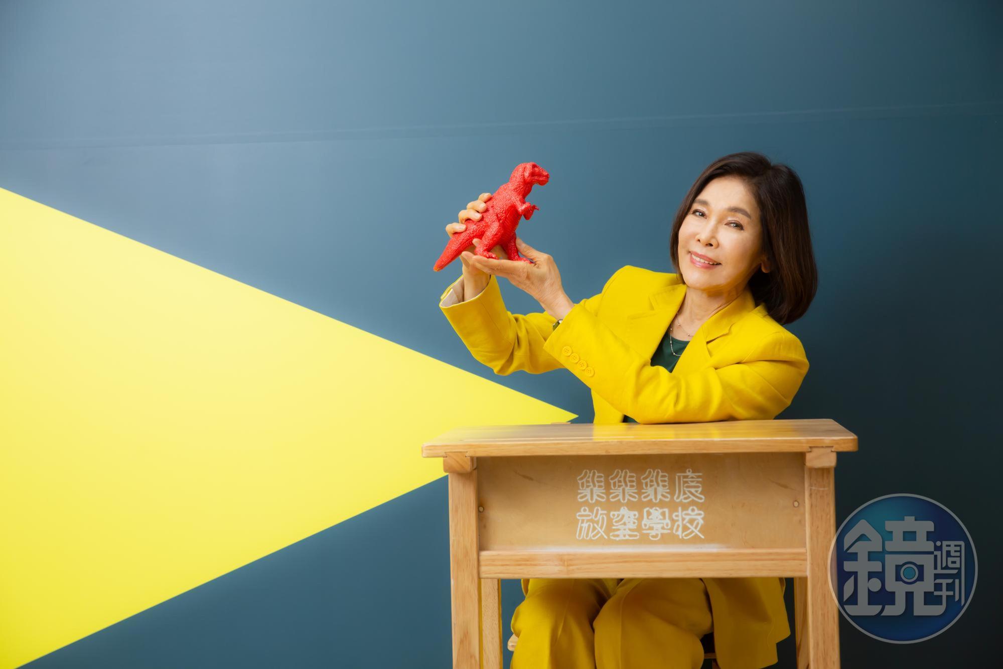 紅色恐龍是莊淑芬在北京工作時，放在辦公桌上的裝飾品，如今也跟著她進駐共想聯盟，「這是要提醒大家，不要太僵化、變成恐龍。」