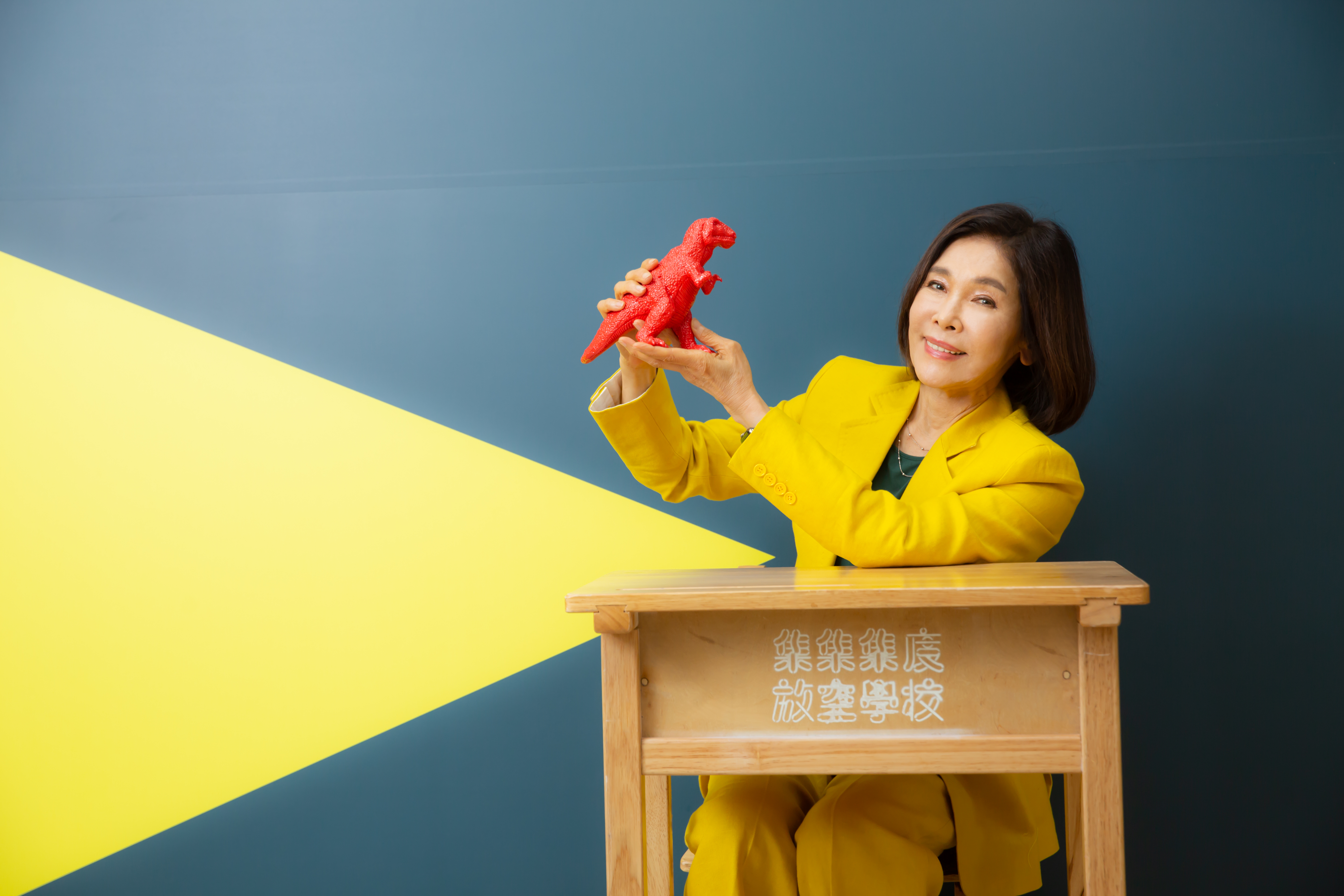 紅色恐龍是莊淑芬在北京工作時，放在辦公桌上的裝飾品，如今也跟著她進駐共想聯盟，「這是要提醒大家，不要太僵化、變成恐龍。」