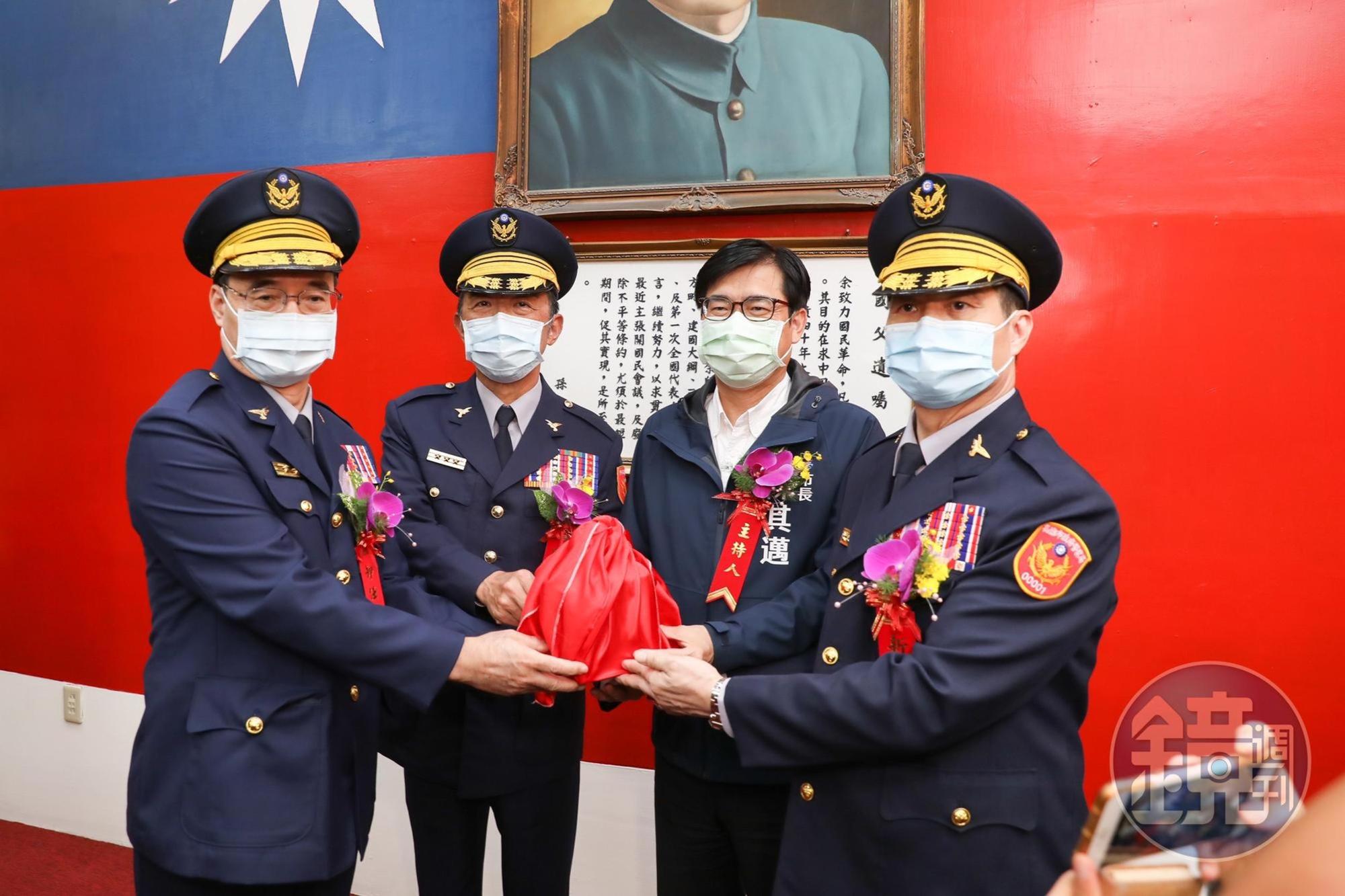 高雄市今舉行新任警察局長林炎田(左一)布達典禮,由市長陳其邁(圖中)擔任主持人。