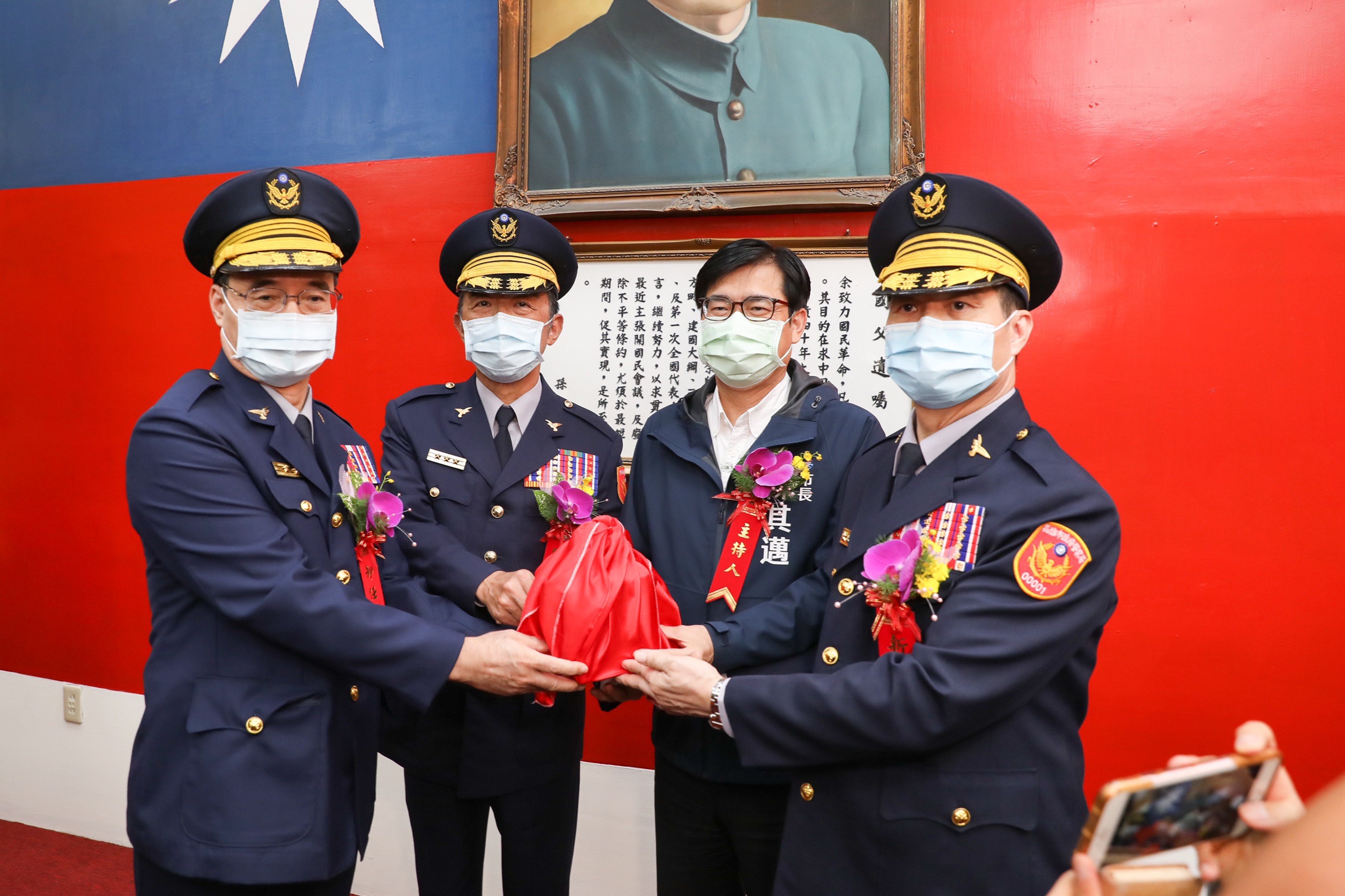 高雄市今舉行新任警察局長林炎田（左一）布達典禮，由市長陳其邁（圖中）擔任主持人。
