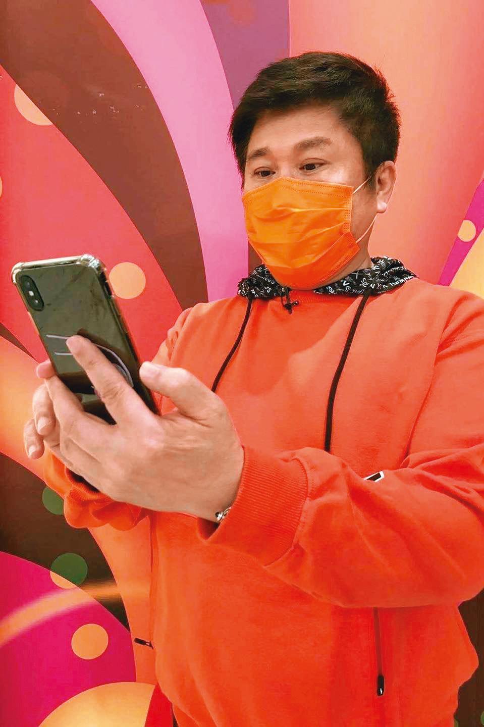 胡瓜在葉欣眉的幫助之下學會使用臉書,與網友互動。(翻攝自胡瓜臉書)