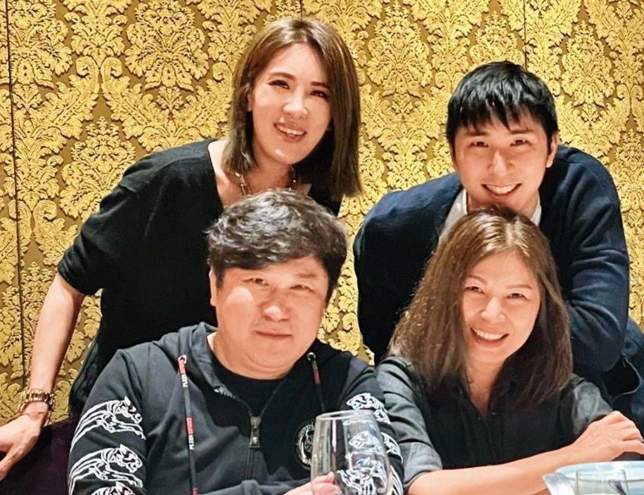 胡瓜和前妻秀秀雖離婚,但兩人去年曾因慶祝父親節,而和小禎、胡釋安一起聚餐。(翻攝自小禎IG)