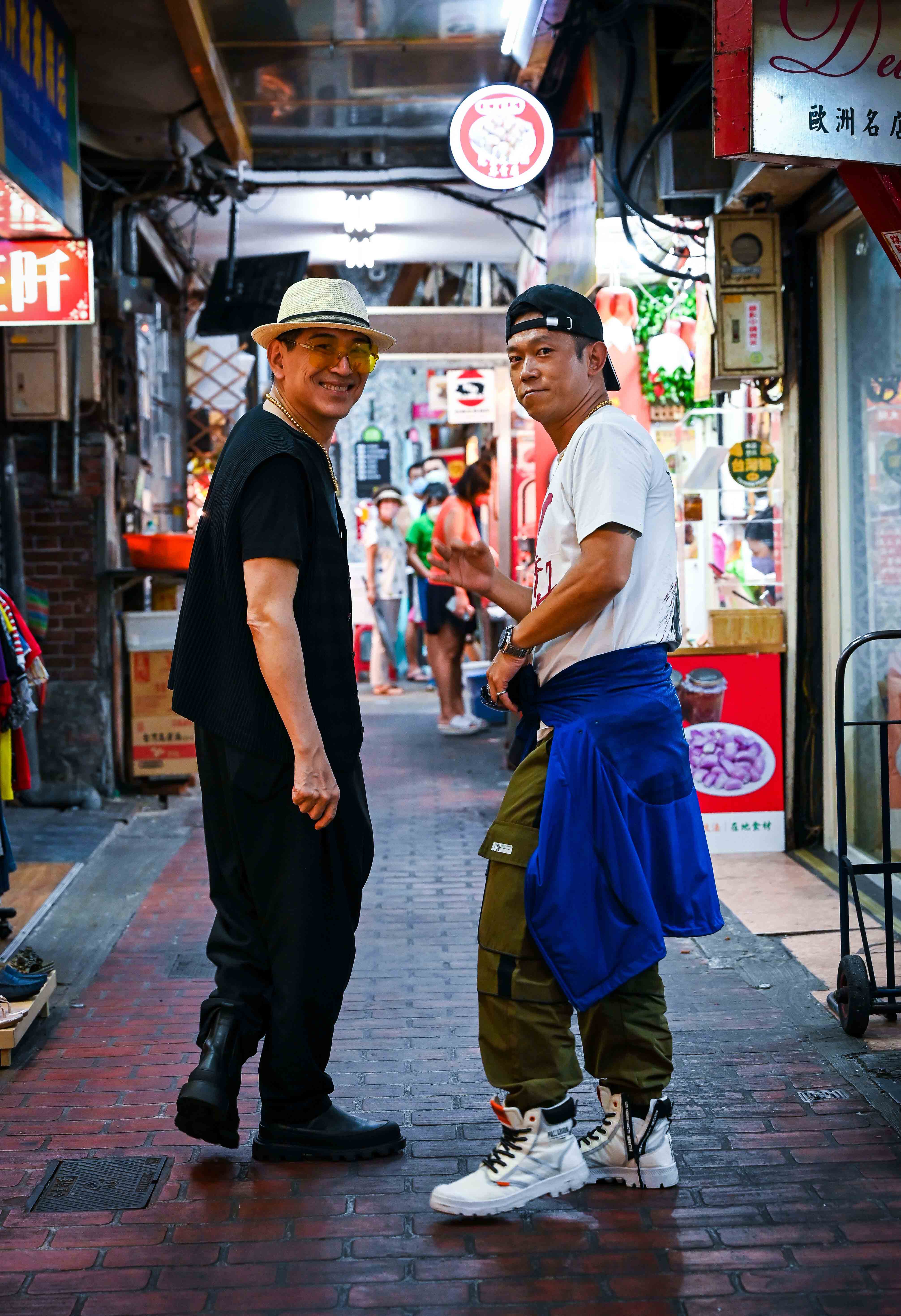 高捷、顏正國與致敬《少年吔，安啦！》的台中塗鴉牆合影。（牽猴子提供）