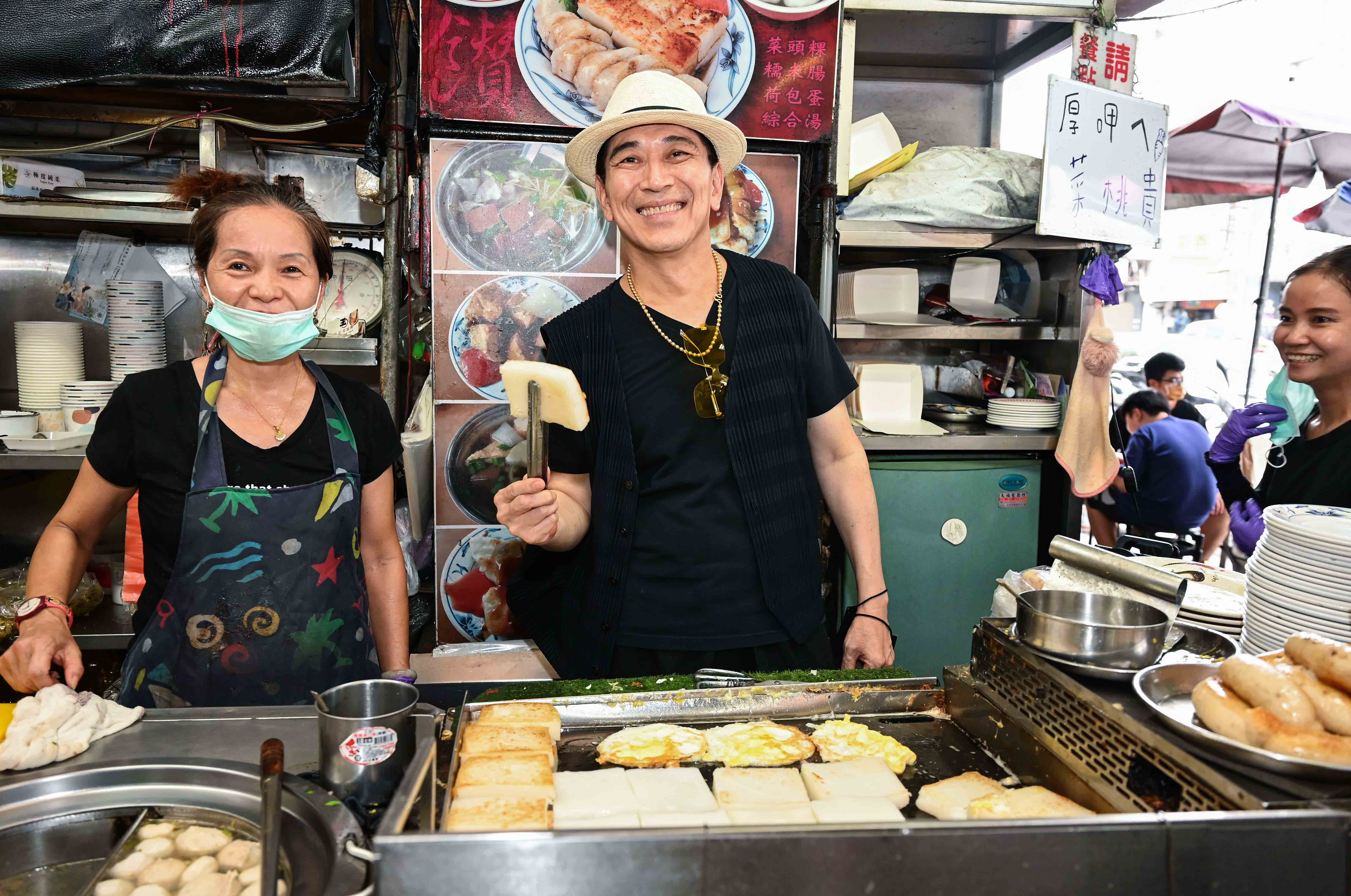 高捷到市場宣傳，竟下場展現大廚手藝，跟電影中的黑幫形象大異其趣。（牽猴子提供）