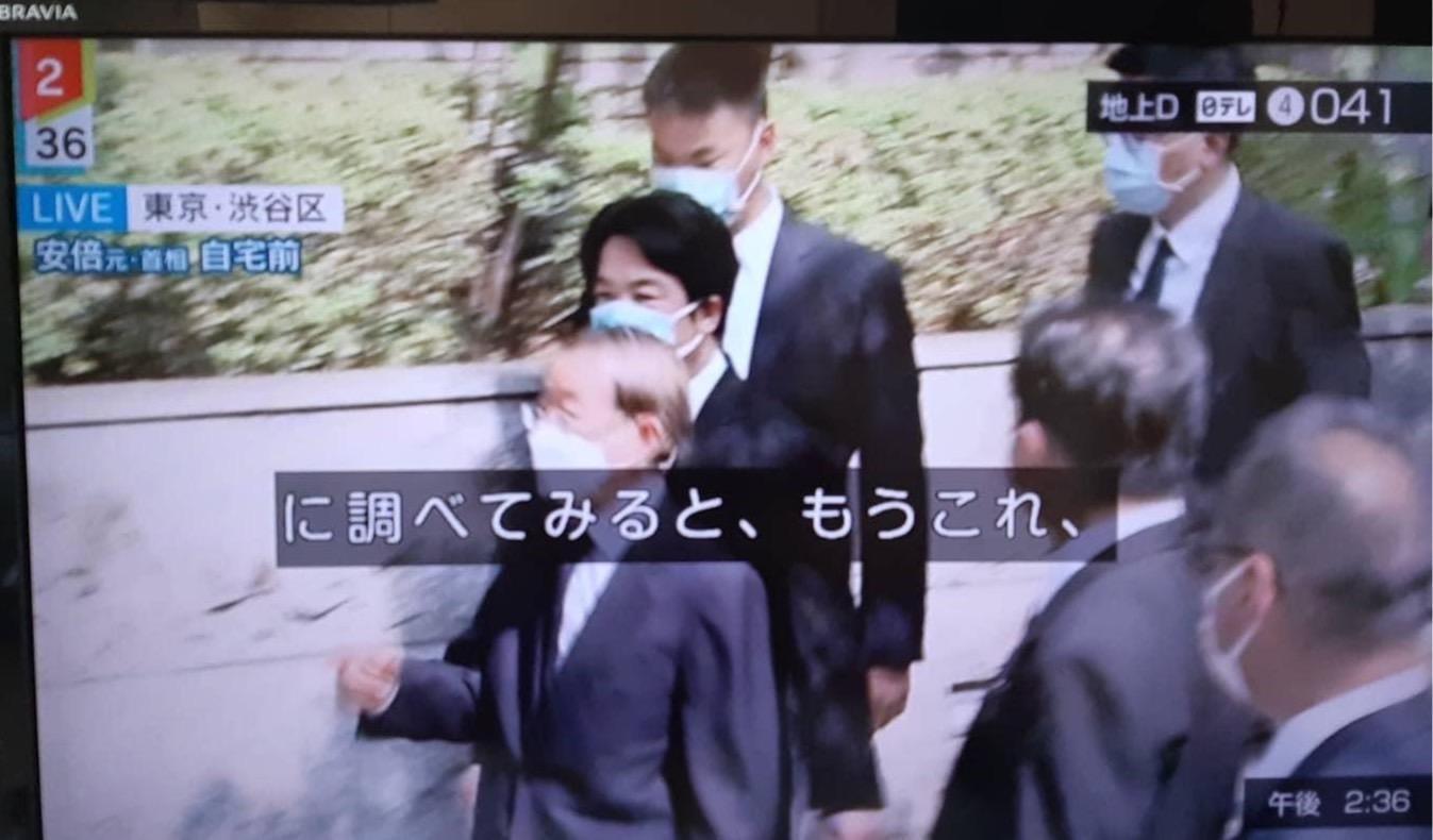 日本前首相安倍晉三8日遭槍擊身亡,日媒拍到賴清德進入安倍晉三家,駐日代表謝長廷陪同在旁。(讀者提供)