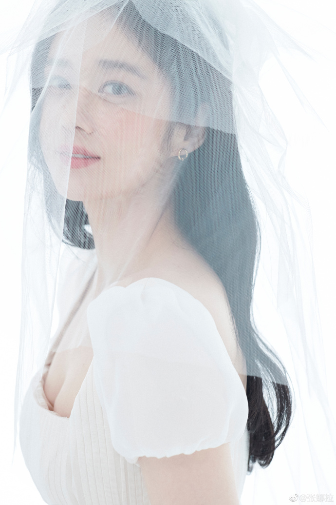  張娜拉上月底舉行婚禮，在微博大方曬出美麗的婚紗照。（翻攝張娜拉微博）