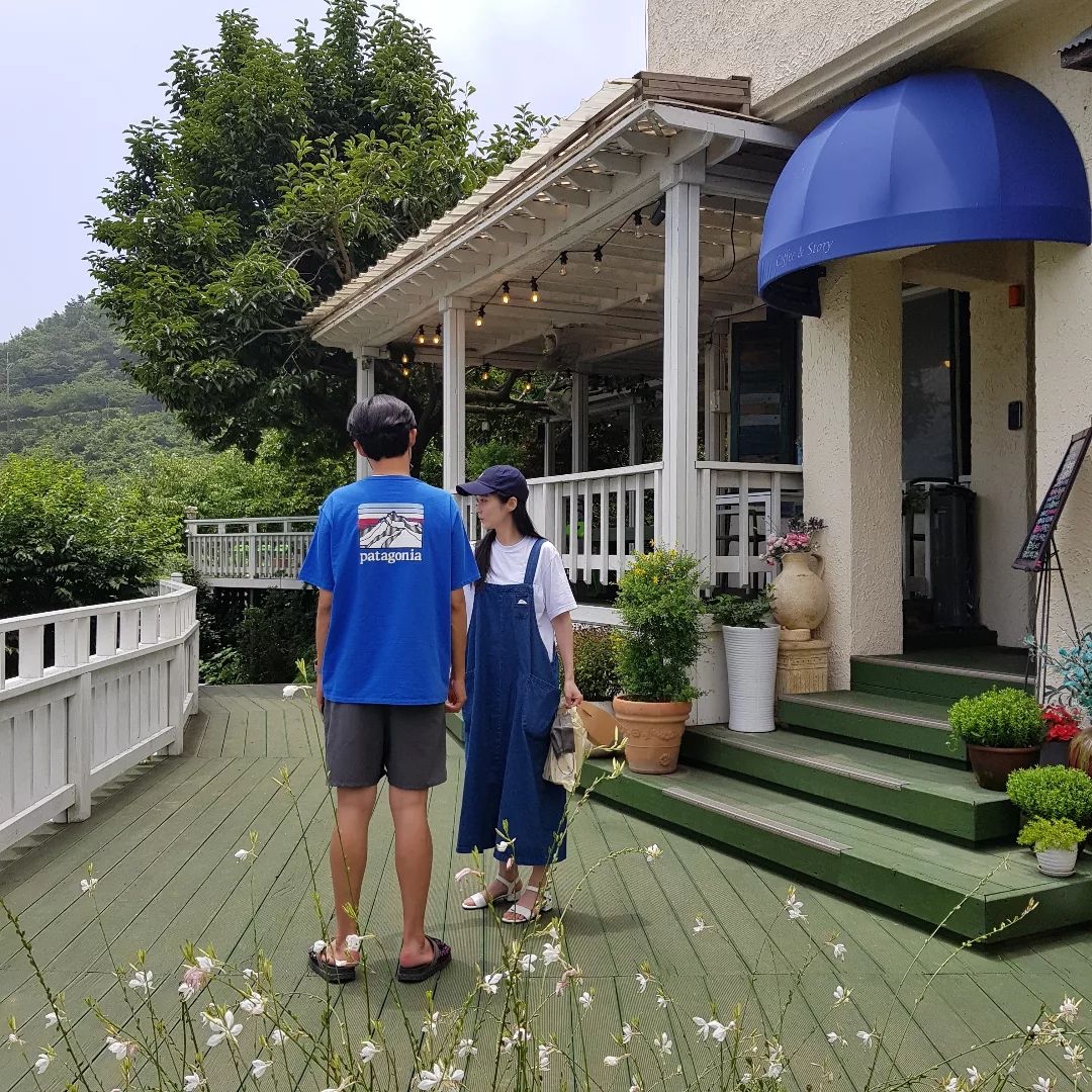 張娜拉（右）的老公貼心幫她調整自拍角度，張娜拉露出甜笑。（翻攝coffee and day IG）
