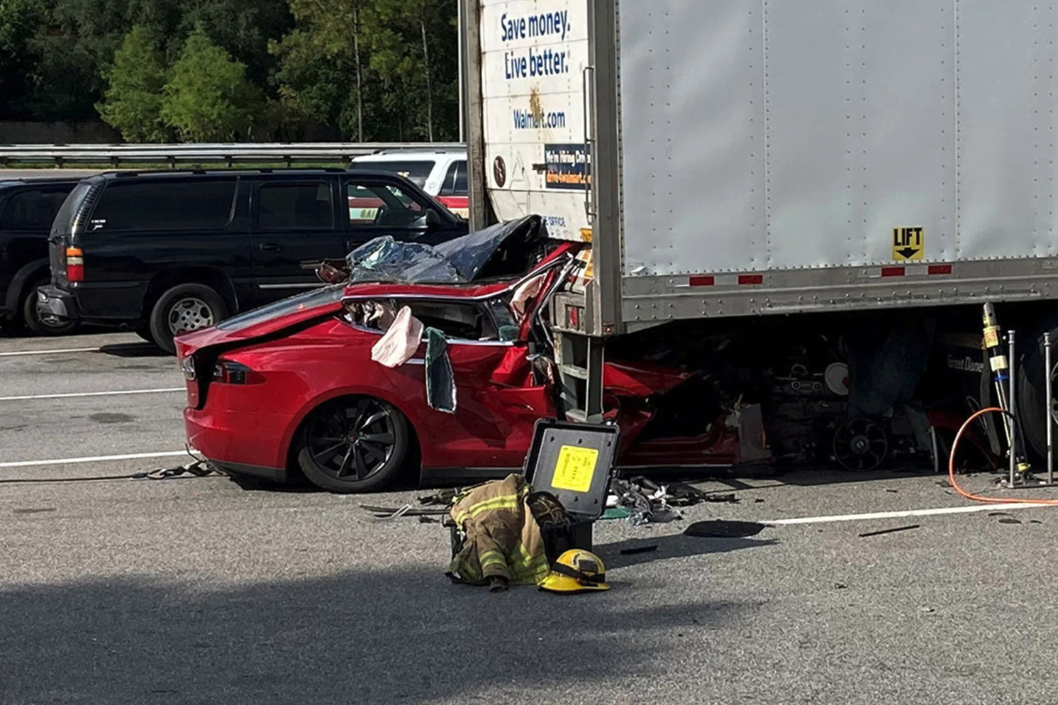 美國佛州一起死亡車禍,特斯拉高速自撞貨櫃車,尚待釐清是否為「自動駕駛」惹的禍。(翻攝推特@nypost)