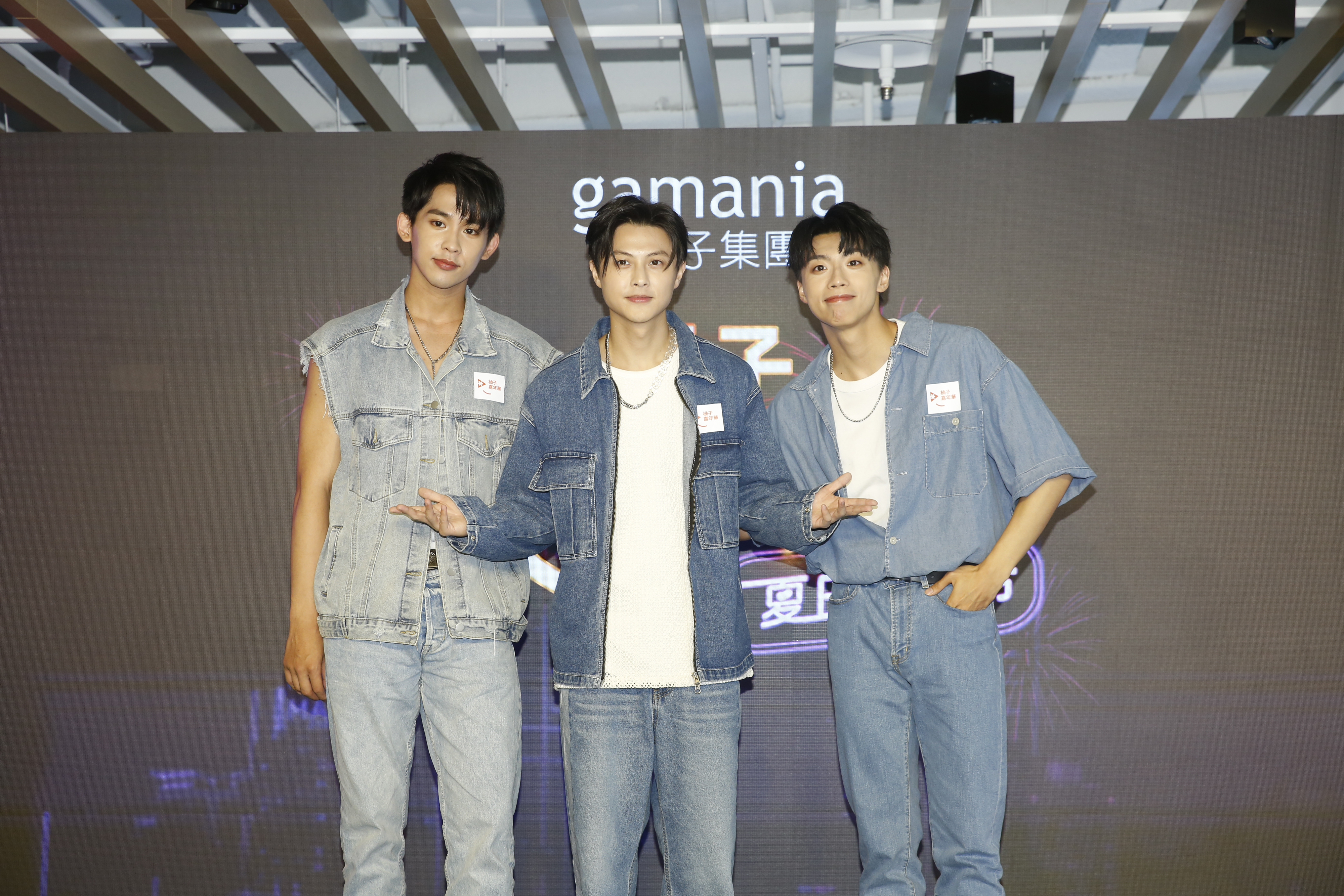 王子邱勝翊與原子少年黃文廷（右）、陳治廷（左）出席「2022橘子嘉年華 夏日召橘令」開展記者會。