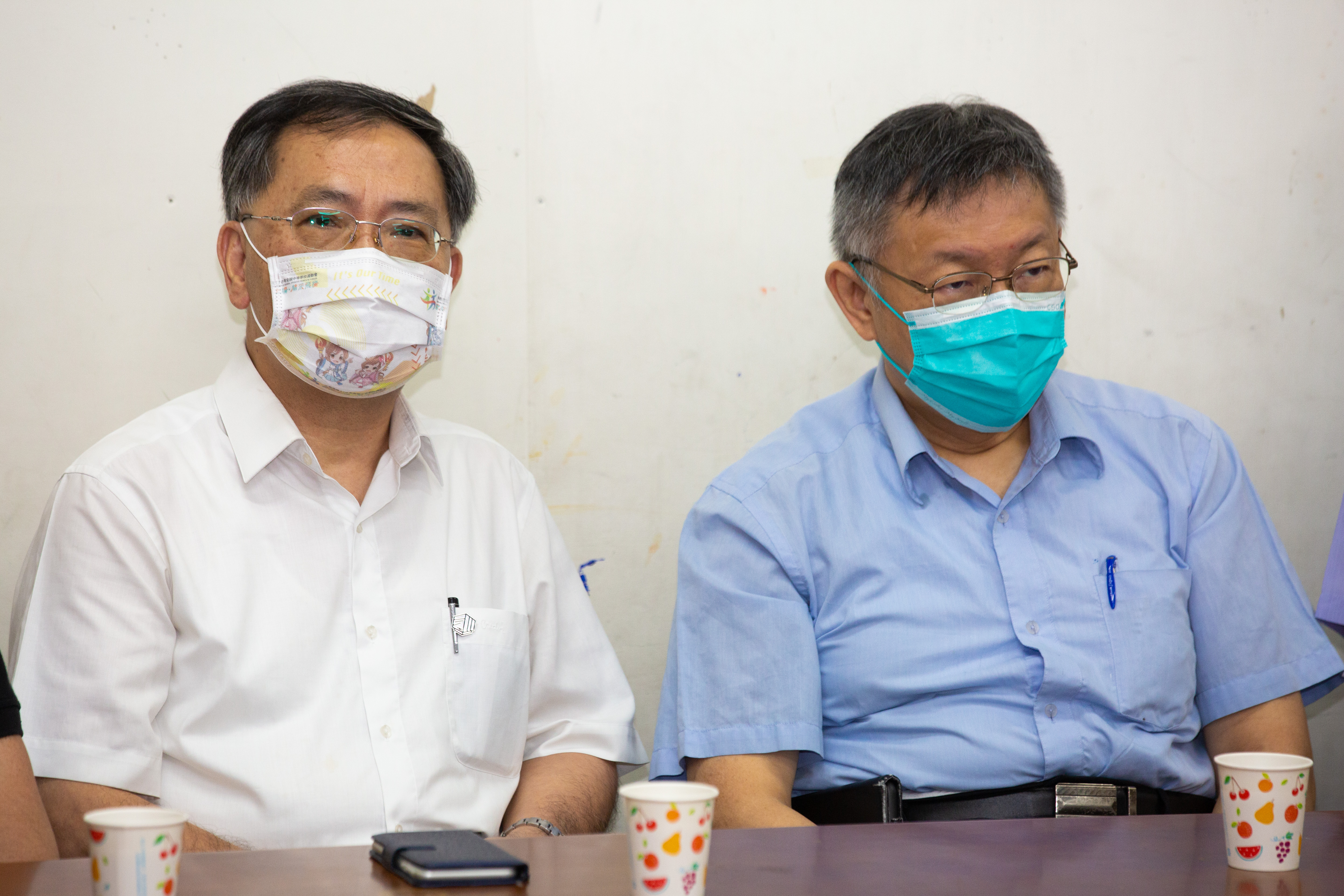 蔡炳坤（左）今天與柯文哲（右）餐敘時，驚傳昏倒。（本刊資料照）