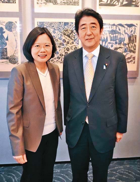 安倍晉三卸任後接到許多訪台邀約,蔡英文說,她原本很希望早日在台灣與安倍見面。(翻攝蔡英文臉書)