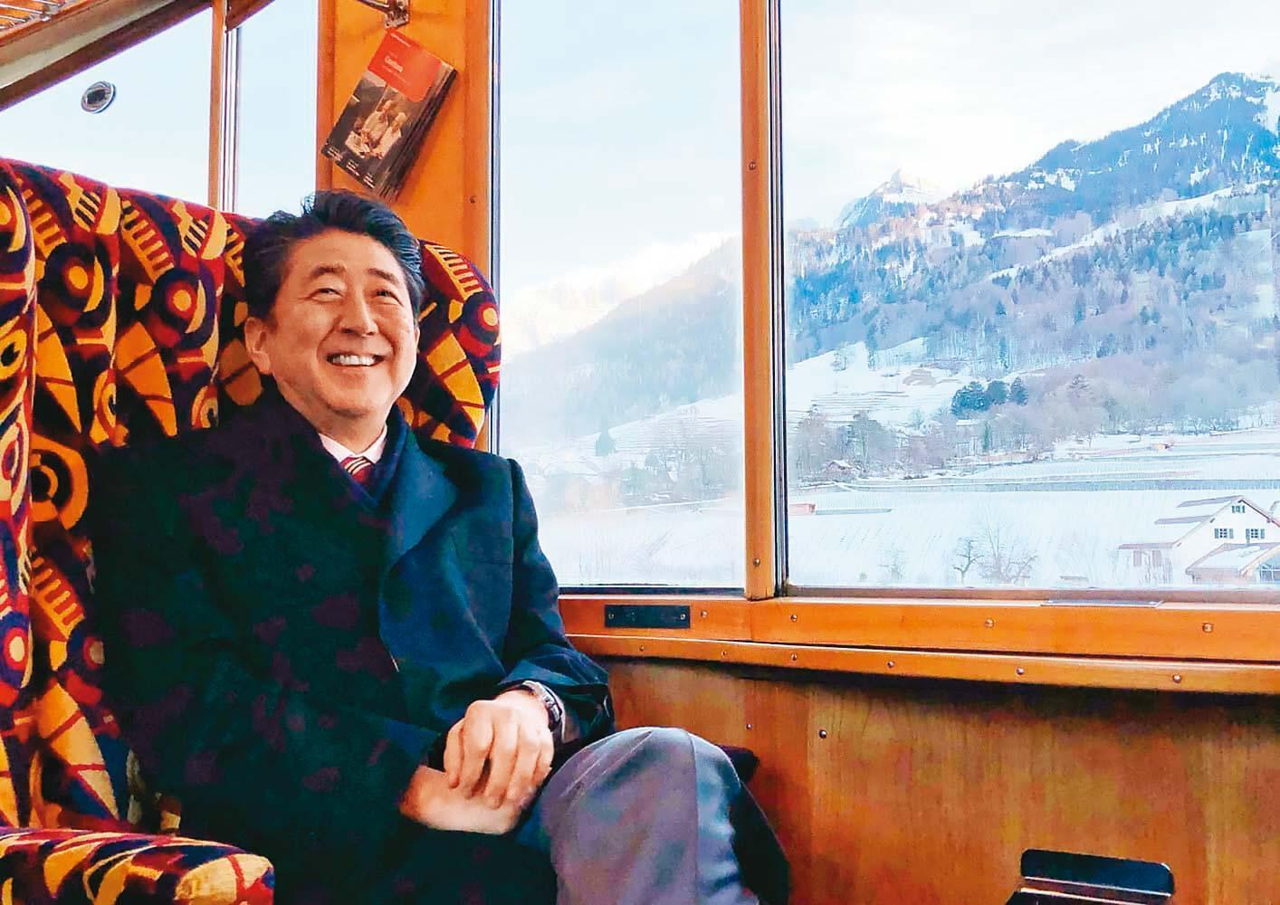 安倍晉三積極與周邊國家往來，不只曾親訪普亭，也一度計畫邀習近平訪日。（翻攝安倍晉三臉書）