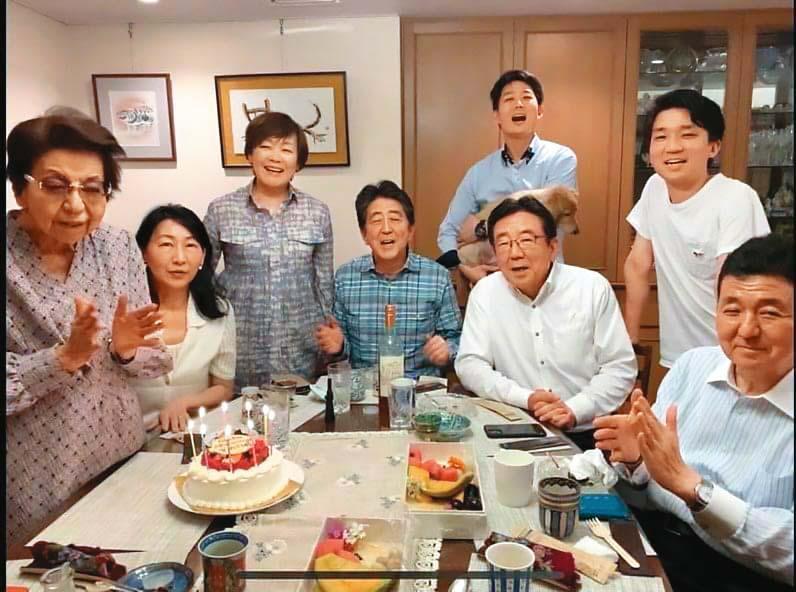 安倍晉三上個月才在臉書分享兄弟3人齊聚為母親洋子慶生的家族聚會照。(翻攝自推特@AbeShinzo)