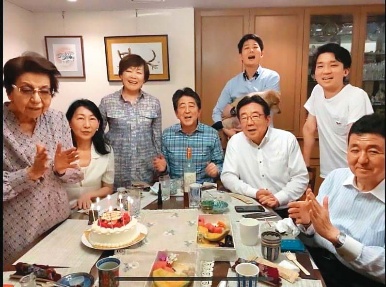 安倍晉三上個月才在臉書分享兄弟3人齊聚為母親洋子慶生的家族聚會照。（翻攝自推特@AbeShinzo）