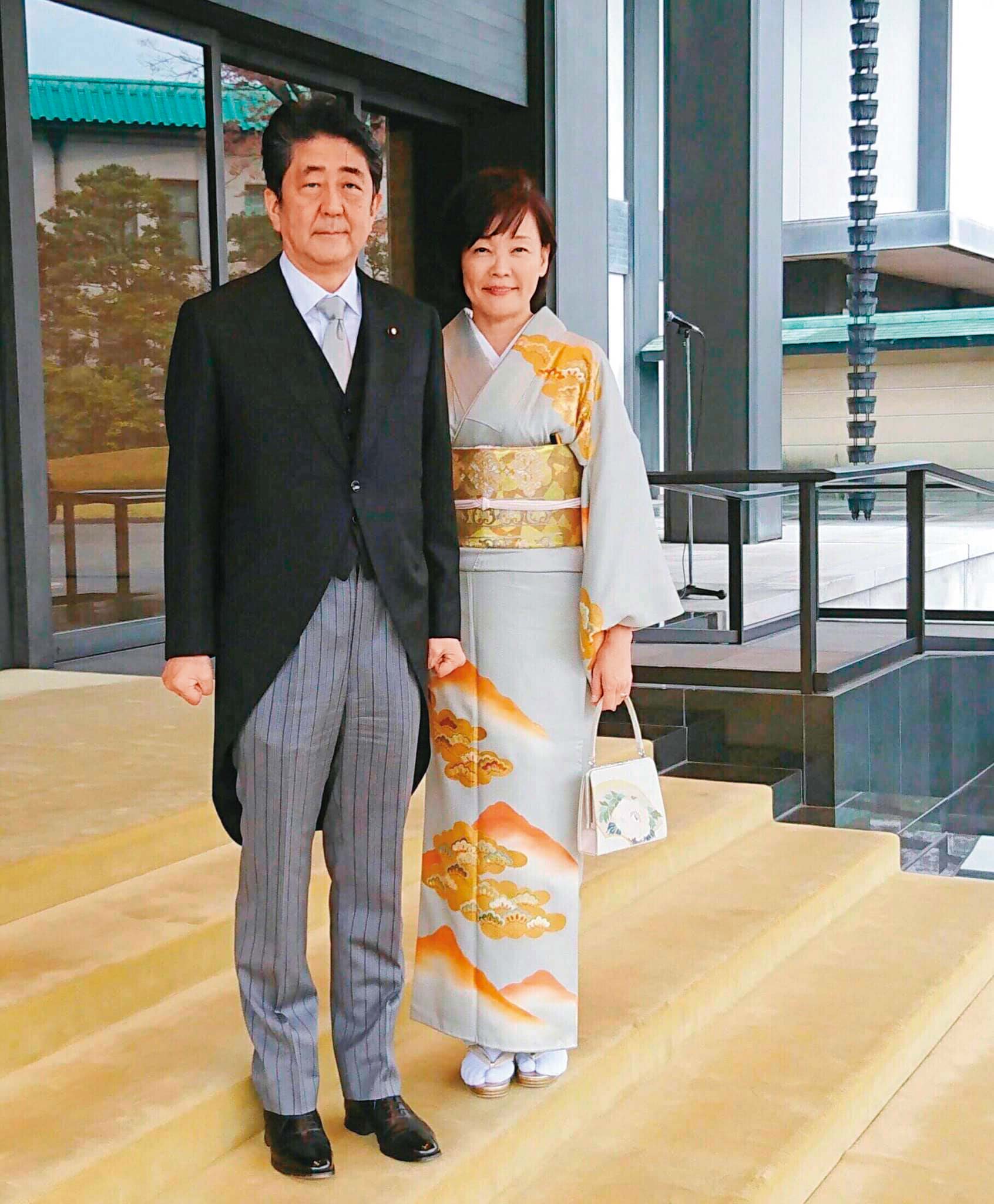 安倍晉三的妻子昭惠作風高調,與日本傳統政治家太太不同,夫妻感情甚篤,安倍昭惠不時會在臉書貼丈夫的生活照,還暱稱他「小晉」。(翻攝安倍晉三臉書)