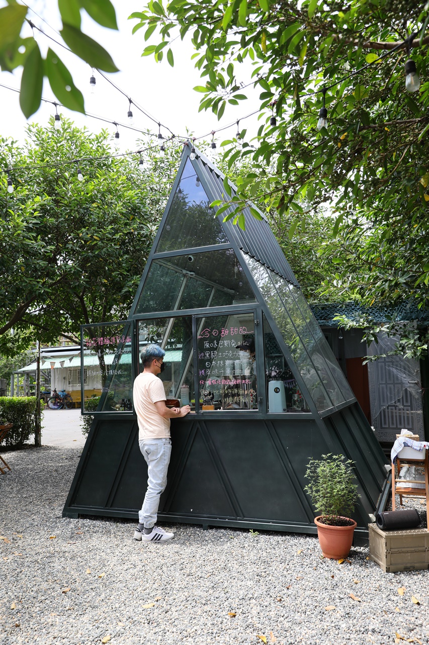 店內採半自助式服務，可到這座金字塔玻璃屋點飲料。