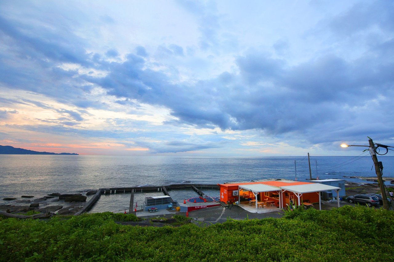 吃飯看海橘色的貨櫃屋在蔚藍海景包圍下格外顯眼。