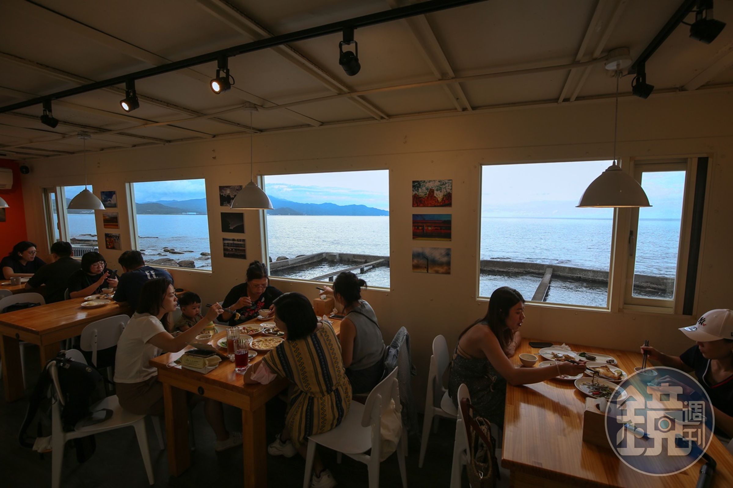 室內座位的窗口就像一幅幅會動的海景畫，但假日東北角遊客眾多，建議平日前往，更能享受不擁擠的舒適感。
