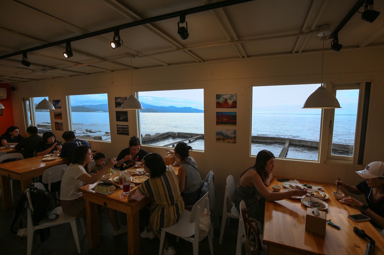 室內座位的窗口就像一幅幅會動的海景畫，但假日東北角遊客眾多，建議平日前往，更能享受不擁擠的舒適感。