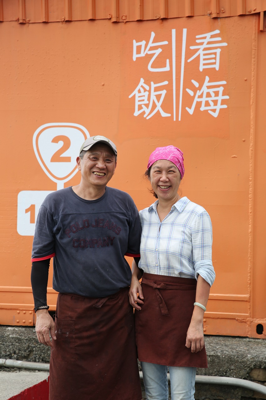 老闆吳紹欽（左）和老闆娘蘇淑芬（右）有如海鮮界俠侶，要夠新鮮才能入得他們的眼。