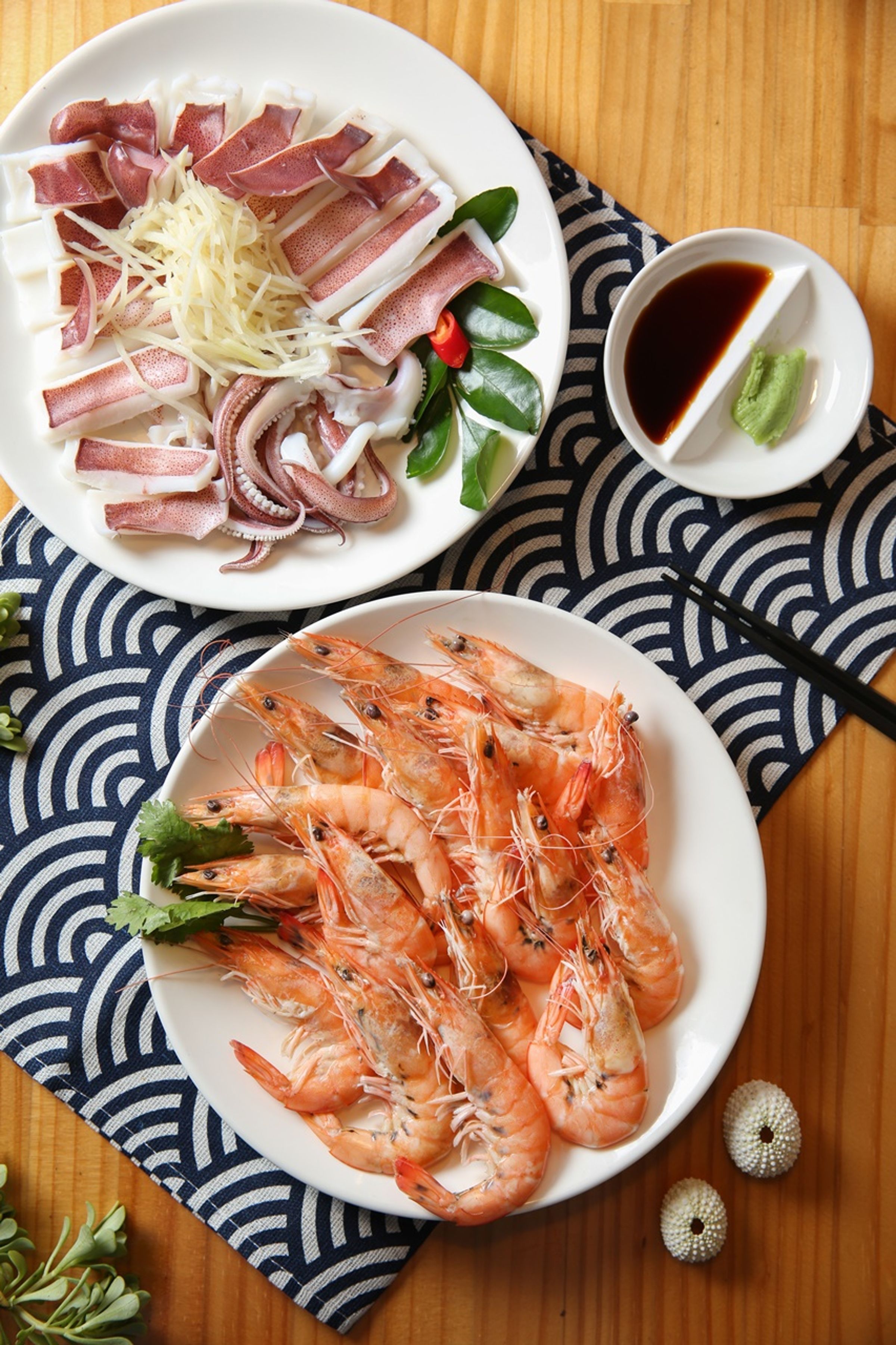 「船釣透抽」（上，250元／份）、「川燙海水白蝦」（下，280元／份）無需蘸料就極鮮甜，蘸芥末反而有點暴殄天物。