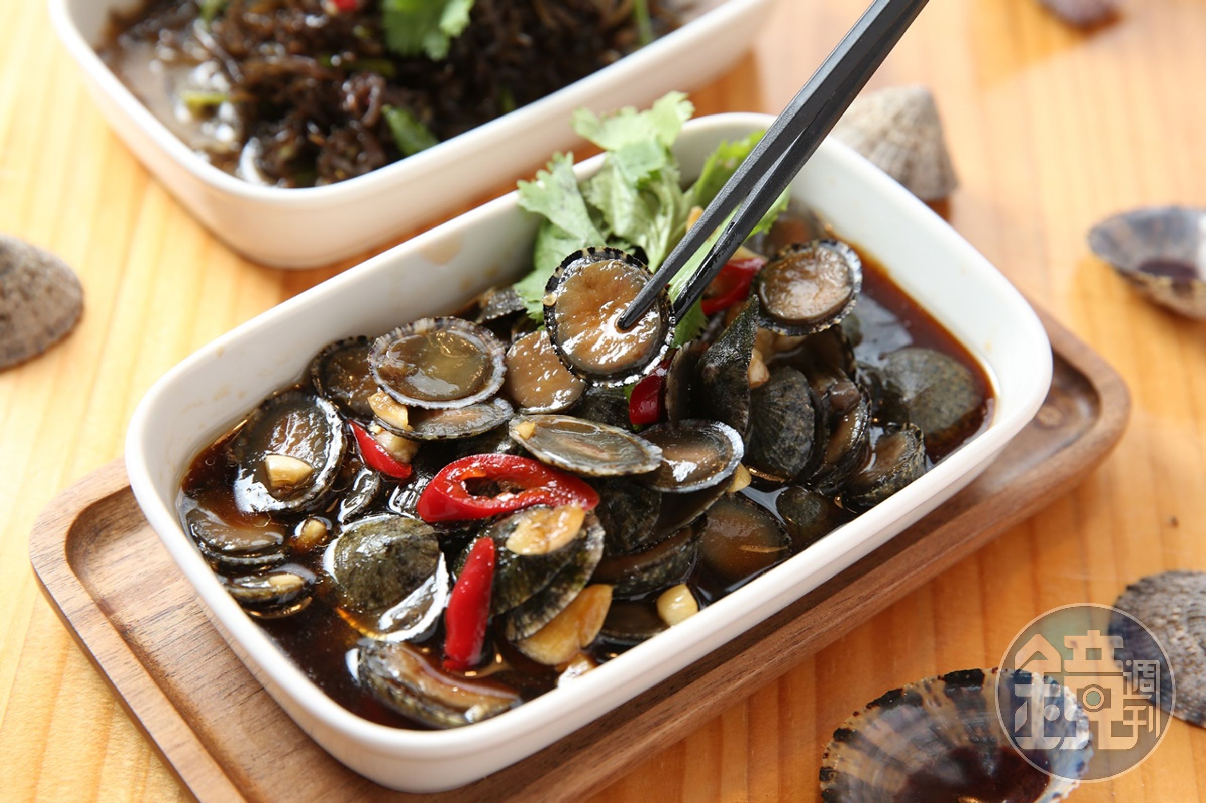 「醃漬淺戳仔」（前，200元／份）、「涼拌茶葉菜」（後，150元／份）都是「呷奇巧」的限量在地小品。
