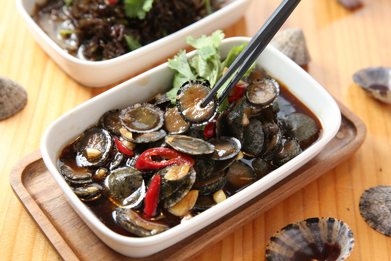 「醃漬淺戳仔」（前，200元／份）、「涼拌茶葉菜」（後，150元／份）都是「呷奇巧」的限量在地小品。