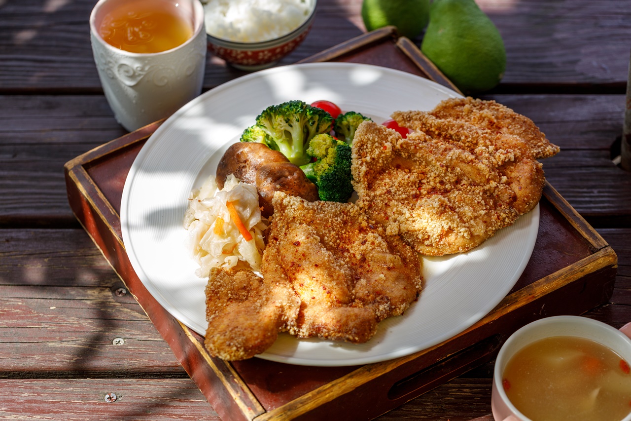 「特製柚香炸雞排」採台式裹地瓜粉炸法，搭配香Q的關山米飯和手工泡菜，大食怪也會滿足。（290元／套餐）