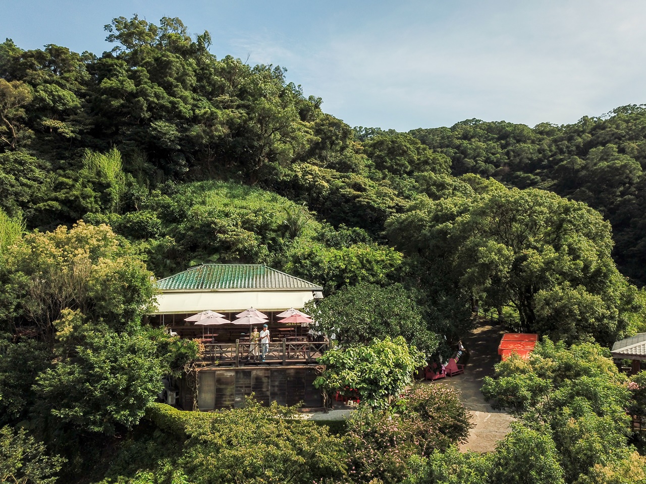 「桃樂絲柚香農場」位於山腰的餐廳很有日系小木屋的悠閒感。