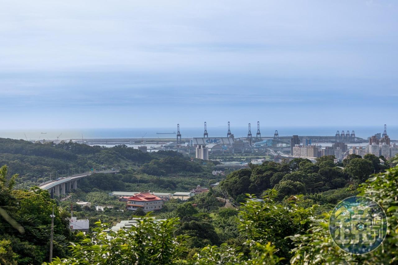天氣好的日子,從餐廳就能遠眺台北港海景。