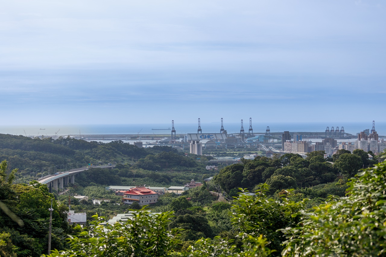 天氣好的日子，從餐廳就能遠眺台北港海景。