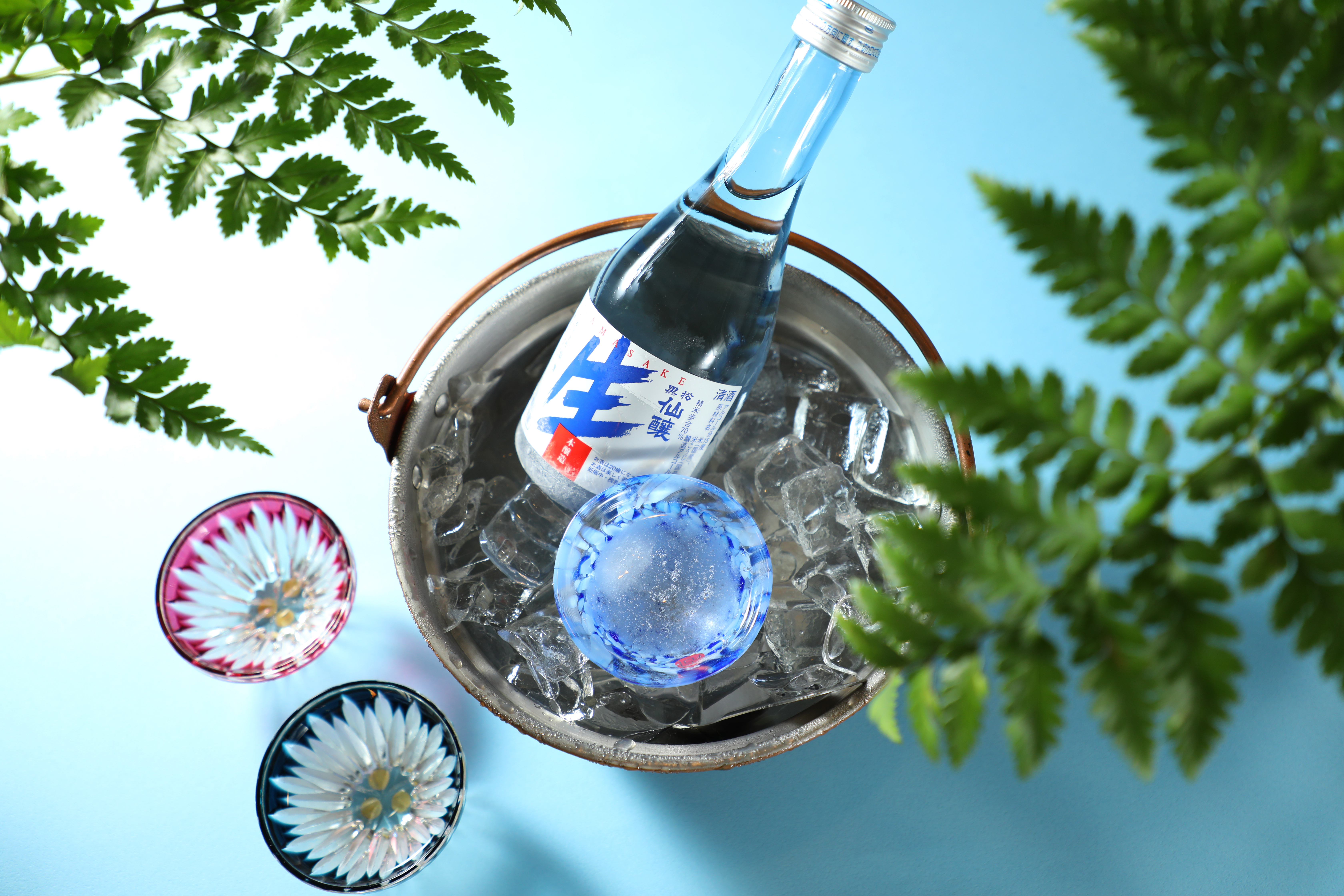 黑松仙釀的「本釀造 生酒」香氣混合了青草、香瓜、水飴的清新，冰成霙酒喝清雅消暑。（680元／300ml瓶）