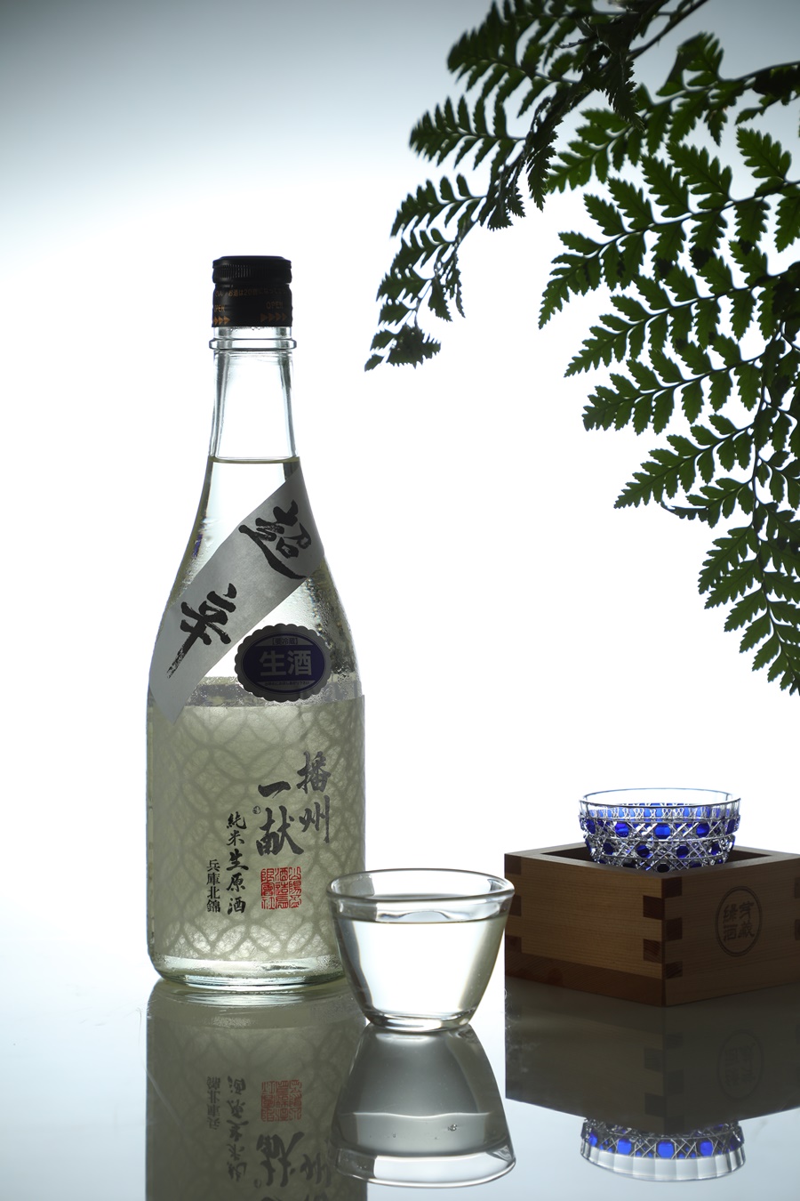 「播州一獻 七寶 純米超辛口生酒」帶有熱帶水果、麥芽糖等香氣，尾韻收得極俐落，很有兵庫酒的特色。（2,000元／720ml瓶）