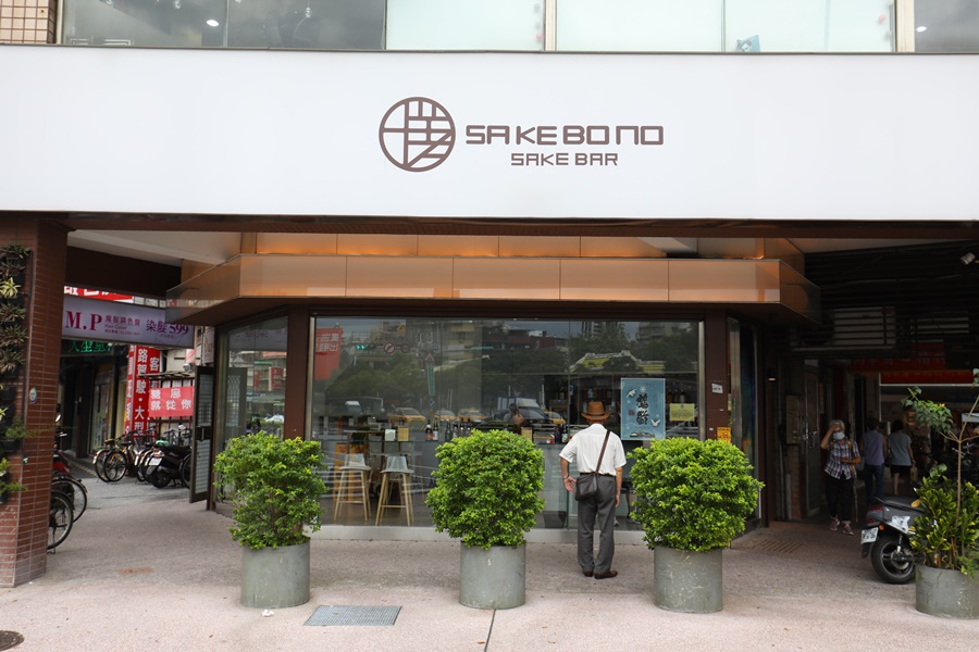 店面就在台北捷運龍山寺站1號出口正對面，新店置身老街廓，有種新舊交織的酷。