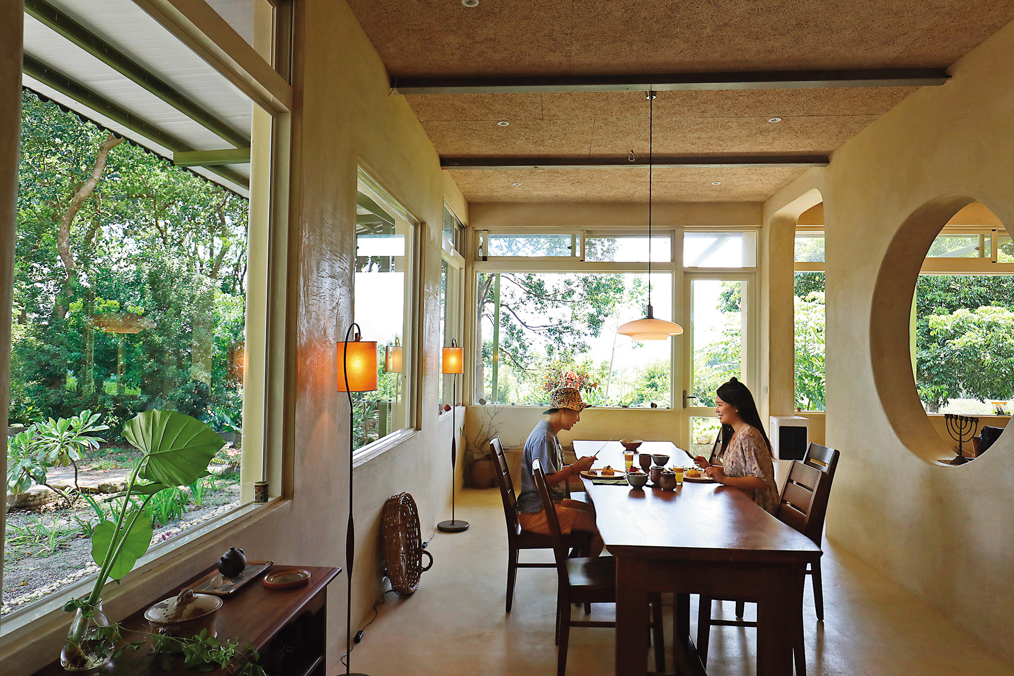 台東鹿野「六分舍」民宿的客廳採用許多大面積窗戶，即便置身室內也能被四周的綠意美景圍繞。