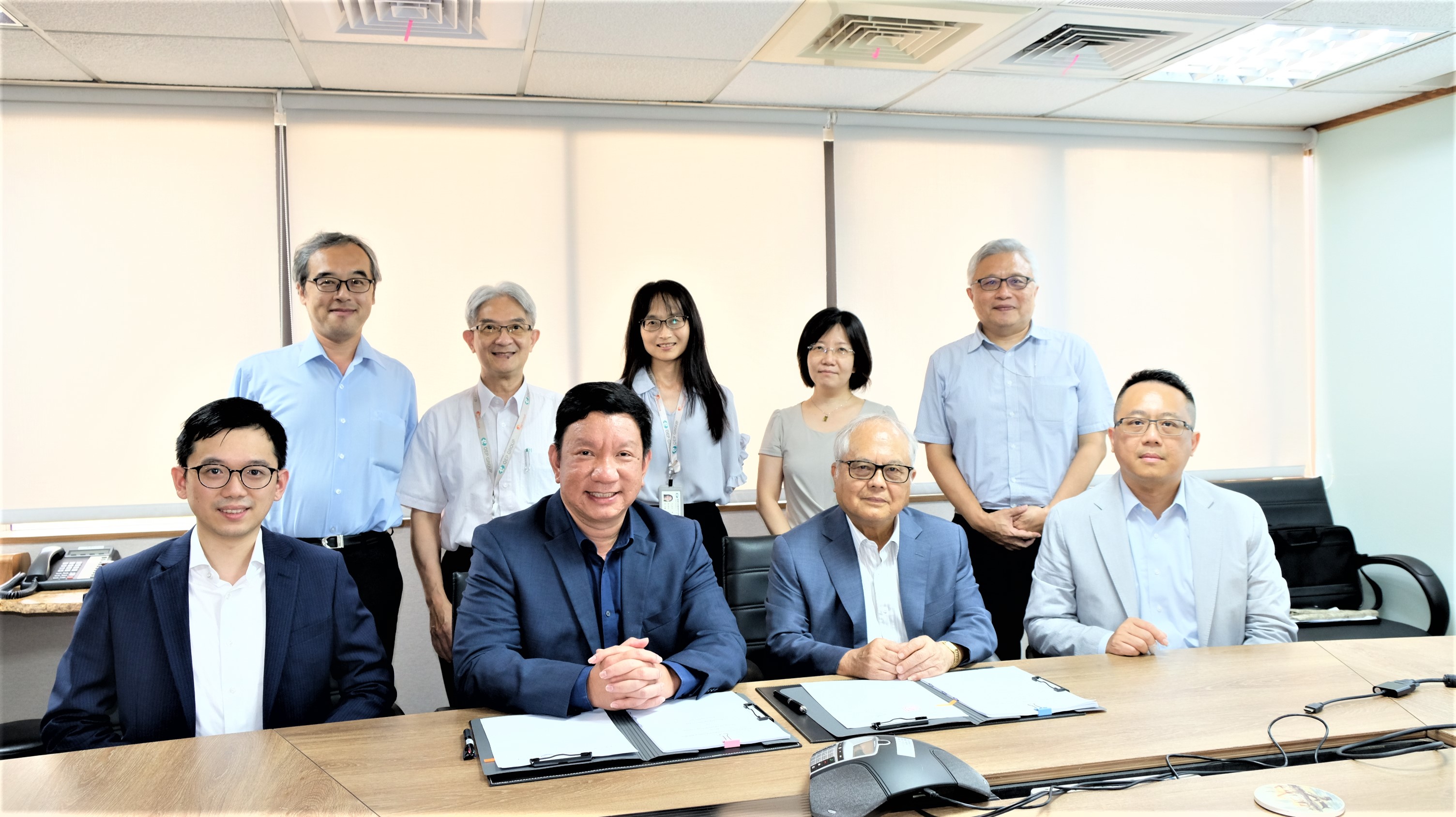 友華生技（前右二為董事長蔡正弘）取得瓴路愛迪思旗下全球第一且是唯一一個靶向CD19的ADC藥物Loncastuximab tesirine，在台灣及新加坡的獨家代理權。（友華提供）
