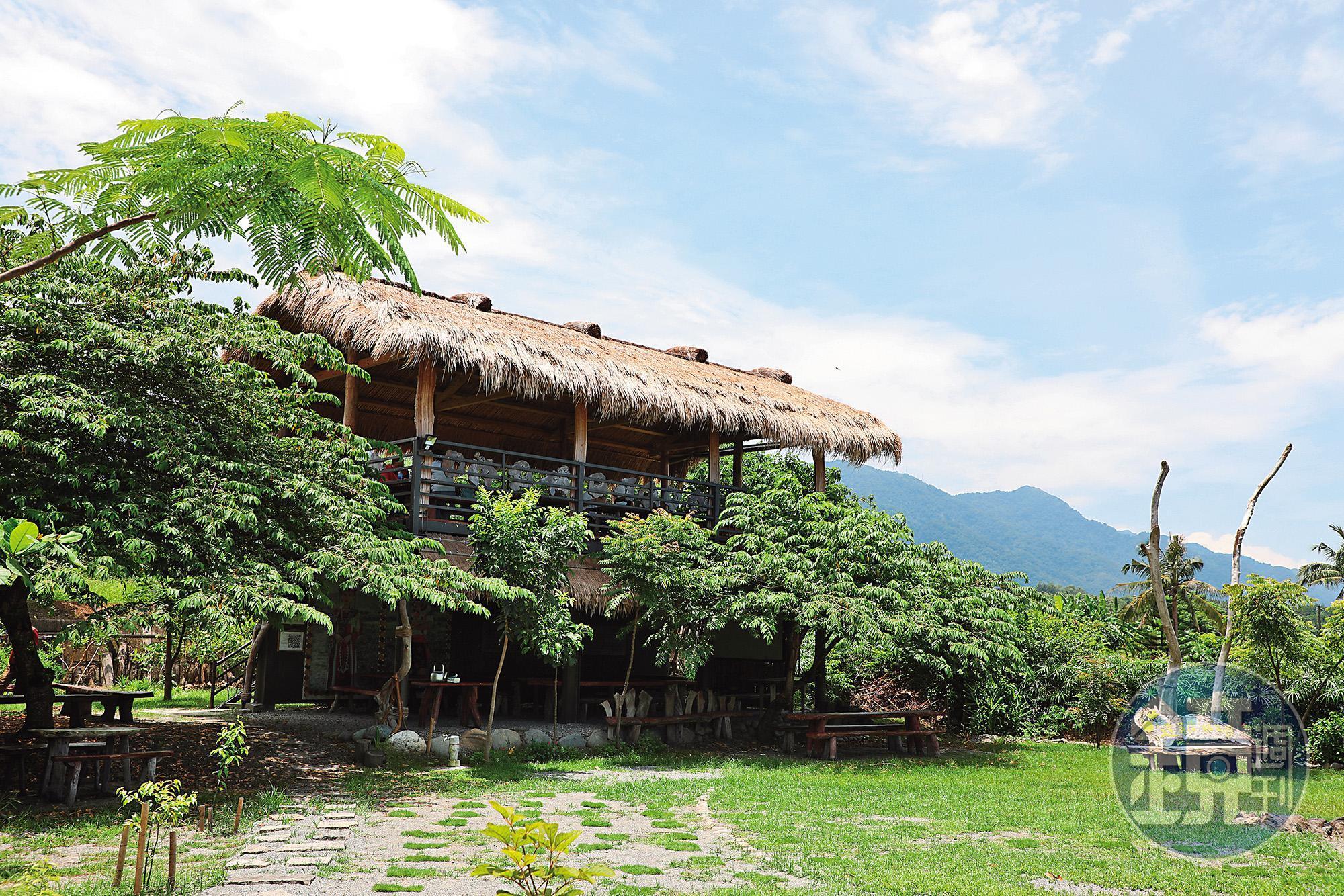 達麓岸在阿美族語就是茅草屋的意思，遊客可一邊欣賞海景，一邊品嘗阿美族風味料理。