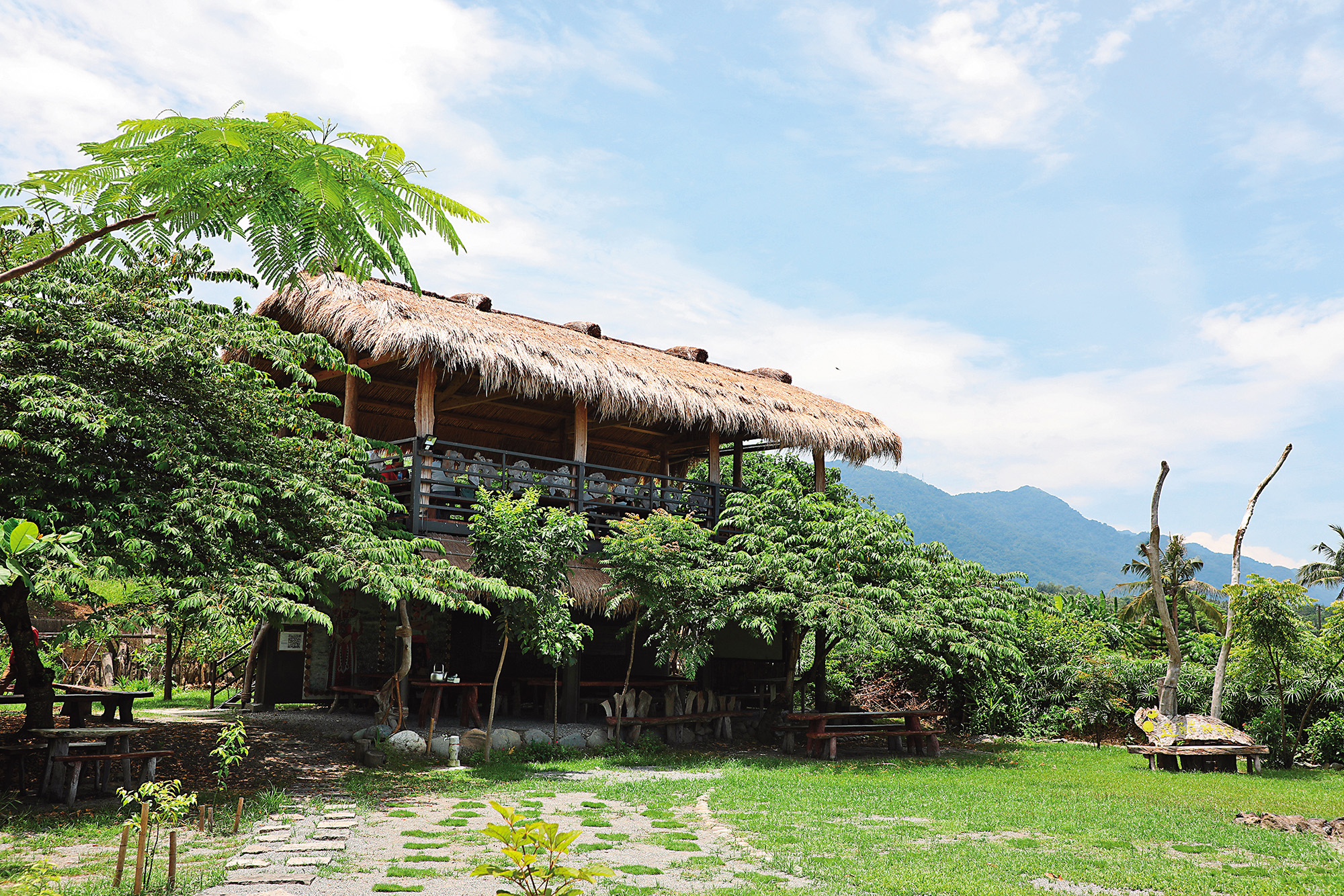 達麓岸在阿美族語就是茅草屋的意思，遊客可一邊欣賞海景，一邊品嘗阿美族風味料理。