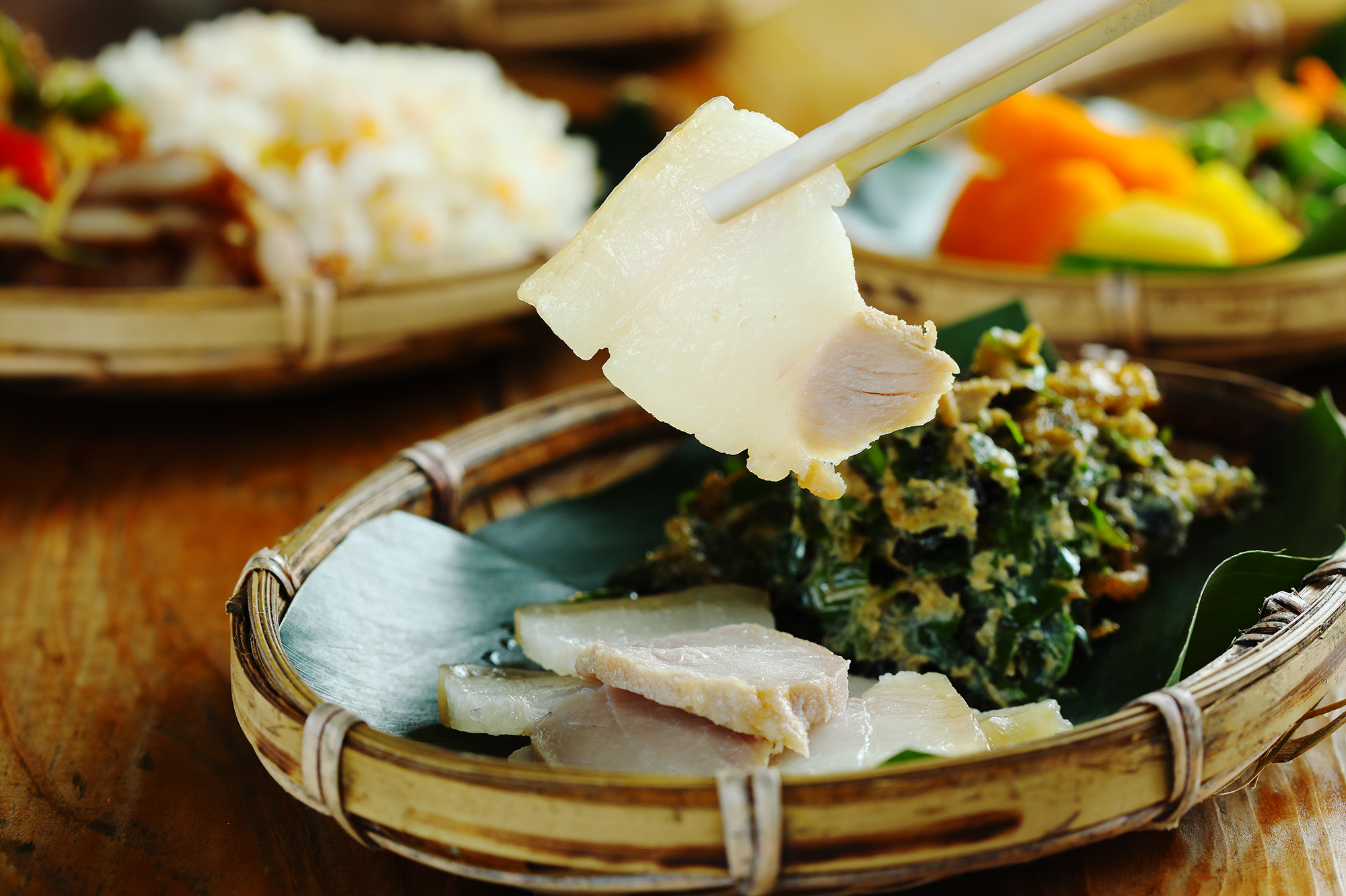「生醃豬肉」是阿美族經典菜餚，最基本做法是使用小米與鹽醃漬。