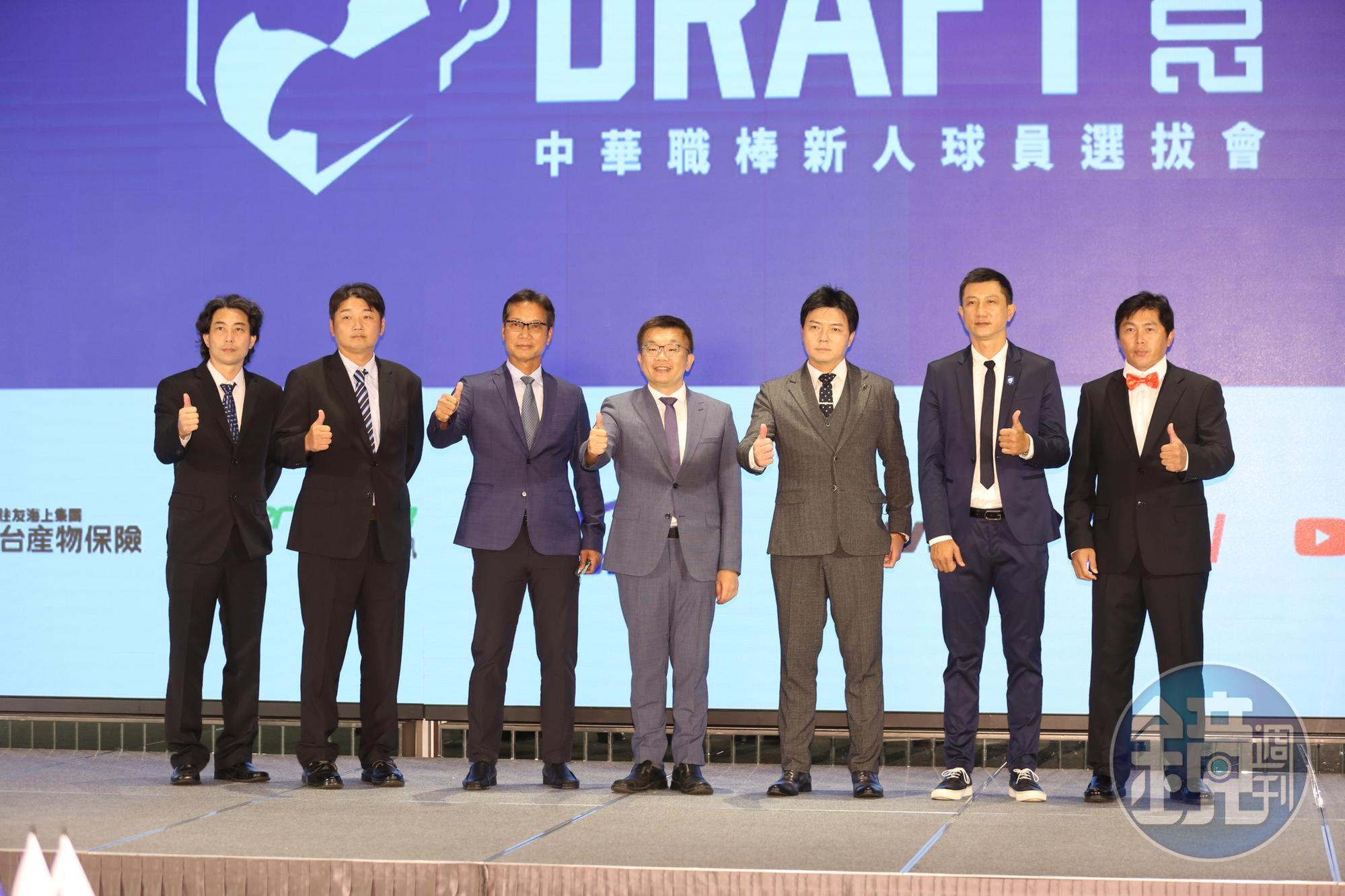 2022中職選秀昨天登場，會長蔡其昌（中）與6隊總教練合影。
