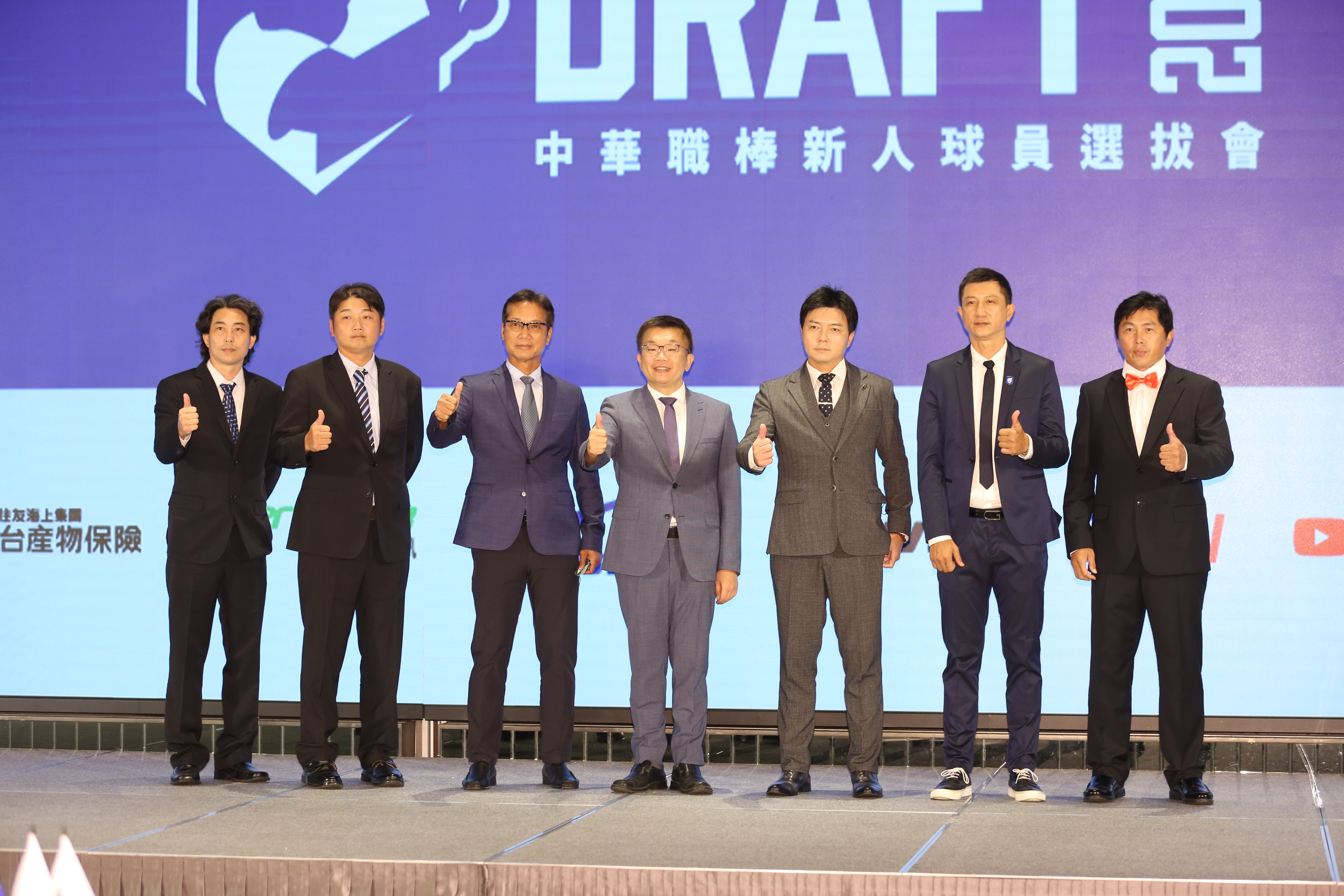 2022中職選秀昨天登場,會長蔡其昌(中)與6隊總教練合影。