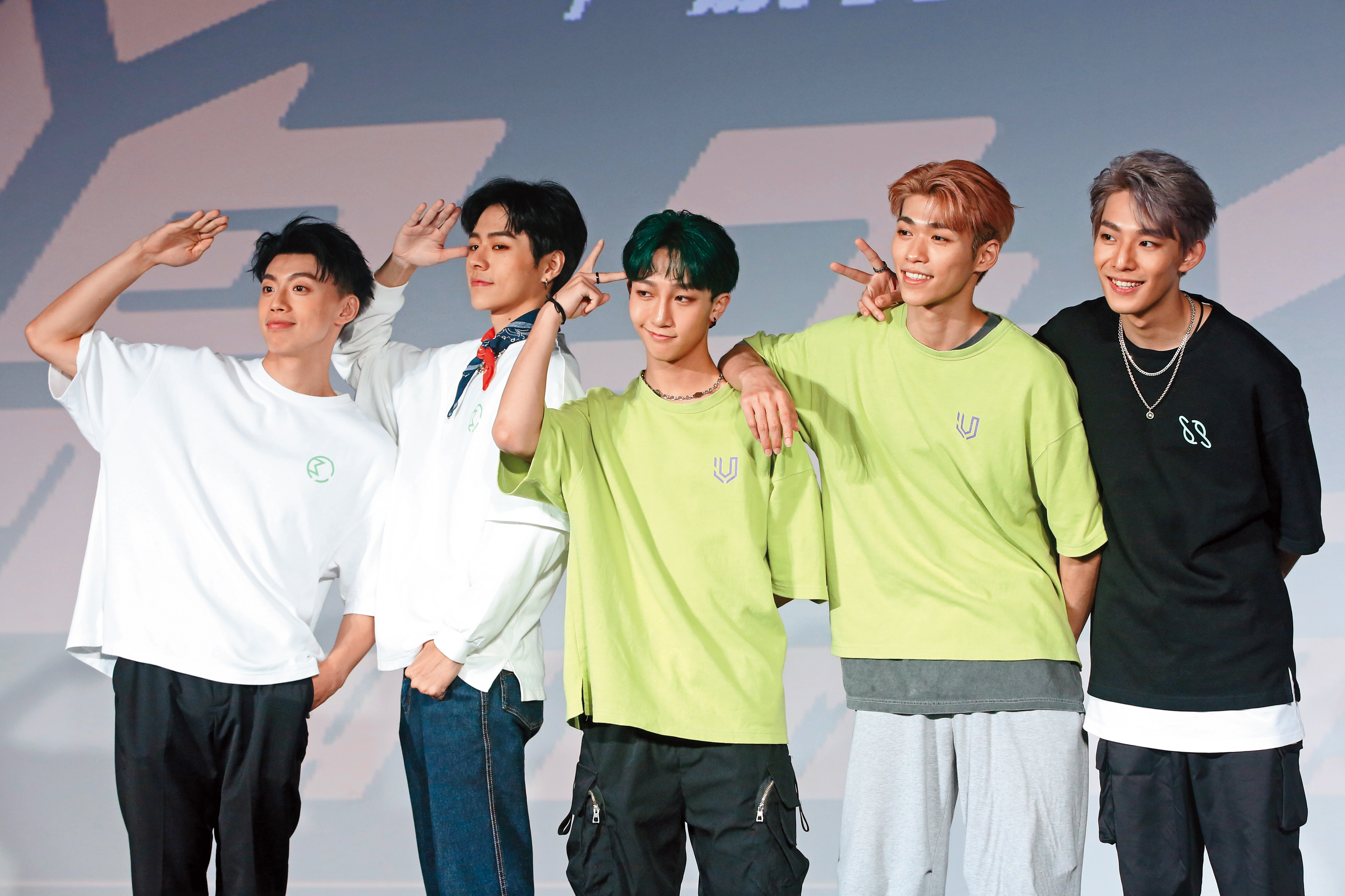 小孩（中）和蔡承祐（右二）人氣超高，於首場粉絲見面會擔任代表，接受媒體訪問。左起為黃文廷、林佳辰與林煥鈞。