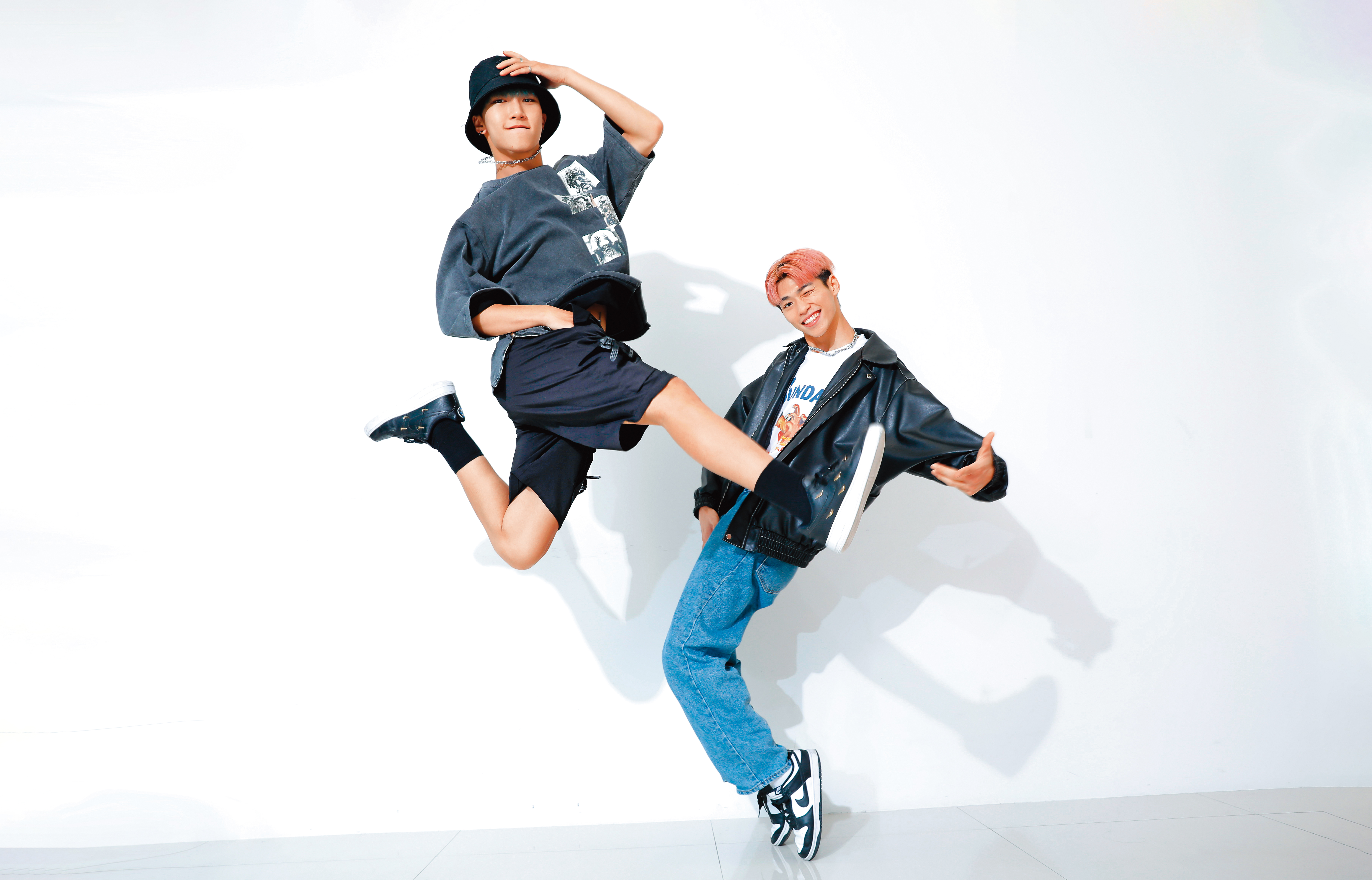 小孩（左）和蔡承祐（右）是同年同月同日生還同血型的「原子雙胞胎」，兩人自稱「個性很像」，卻有著完全不同的風格。