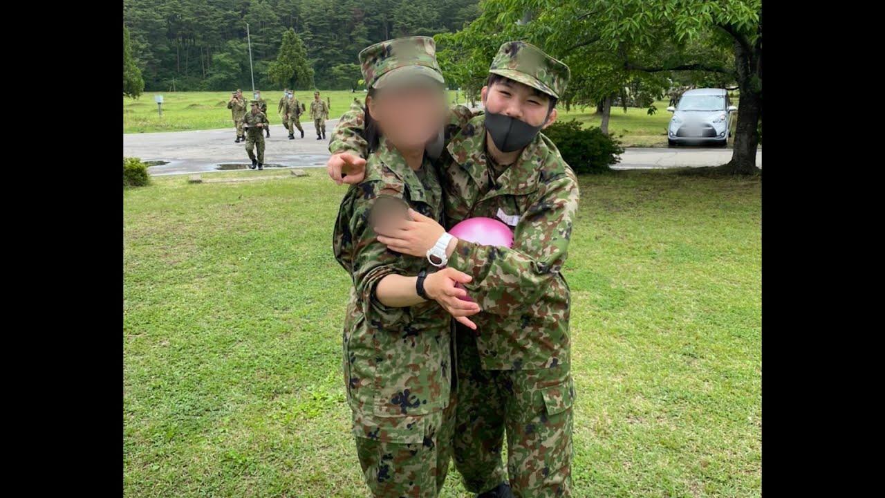 變態日本自衛隊！五之井里奈（右）被15男包圍，揉胸蹭下體性侵稱「格鬥訓練」。（翻自s-hug.jp）