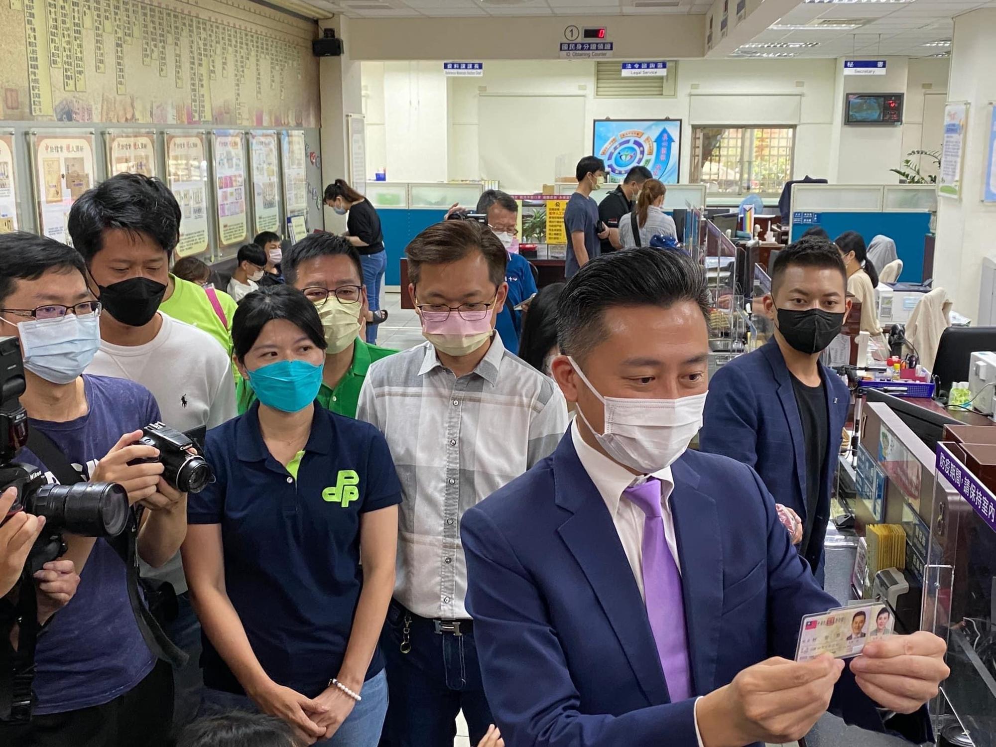 民進黨桃園市長參選人林智堅今前往中壢戶政事務所,正式入籍桃園。(翻攝自臉書魏筠為你拚)