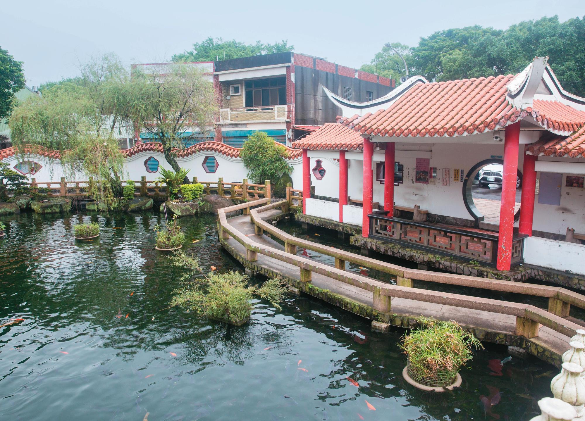 壽山巖觀音寺前有白玉橋水池花園,後有櫻花公園,景致十分清幽。