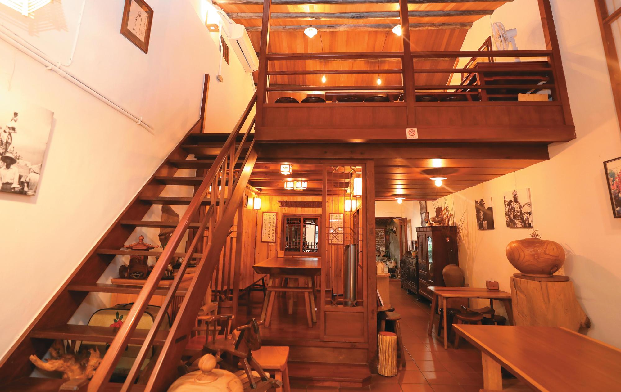 在姚茶館古色古香的空間用餐後，也可以欣賞大溪的傳統木器工藝。