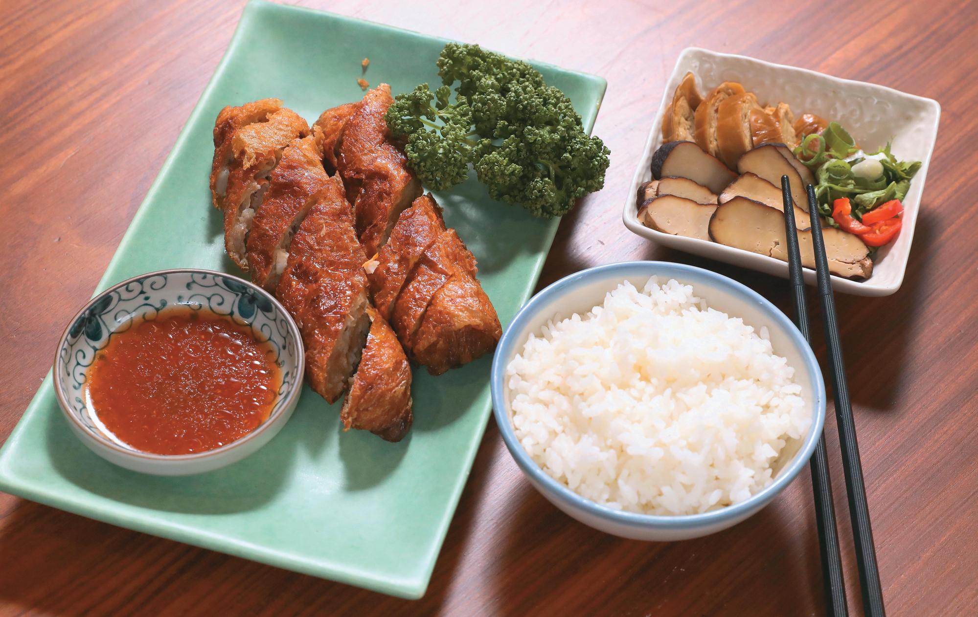 俗稱「雞捲」的現炸手工燒卷讓人品嚐古樸的美食風味。