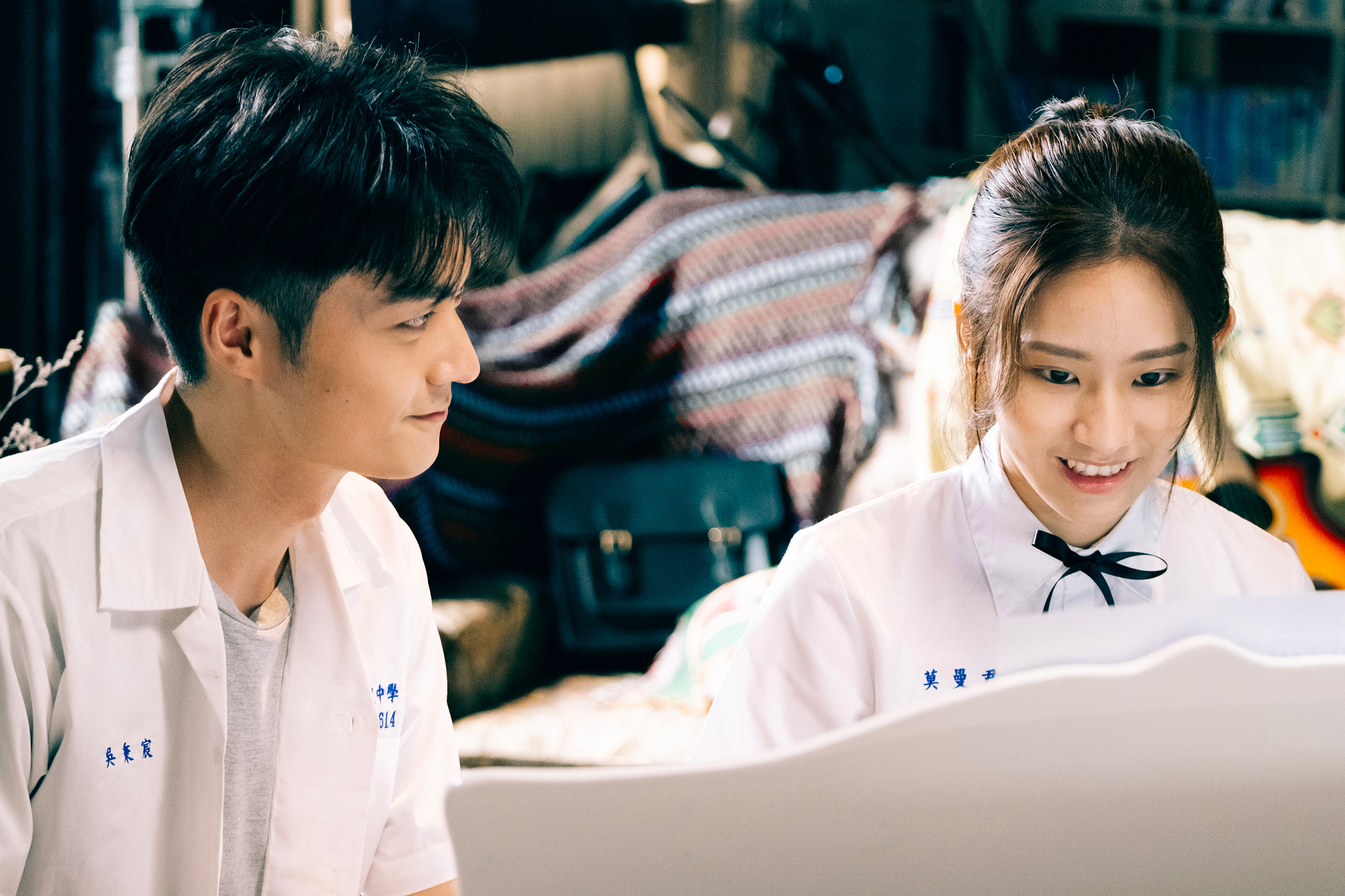 新人吳秉宸、莫曼君聯手演出八大韓劇《Oh My Baby》片尾曲《在我不愛自己的時候你還愛著我》的MV。（比武製作提供）