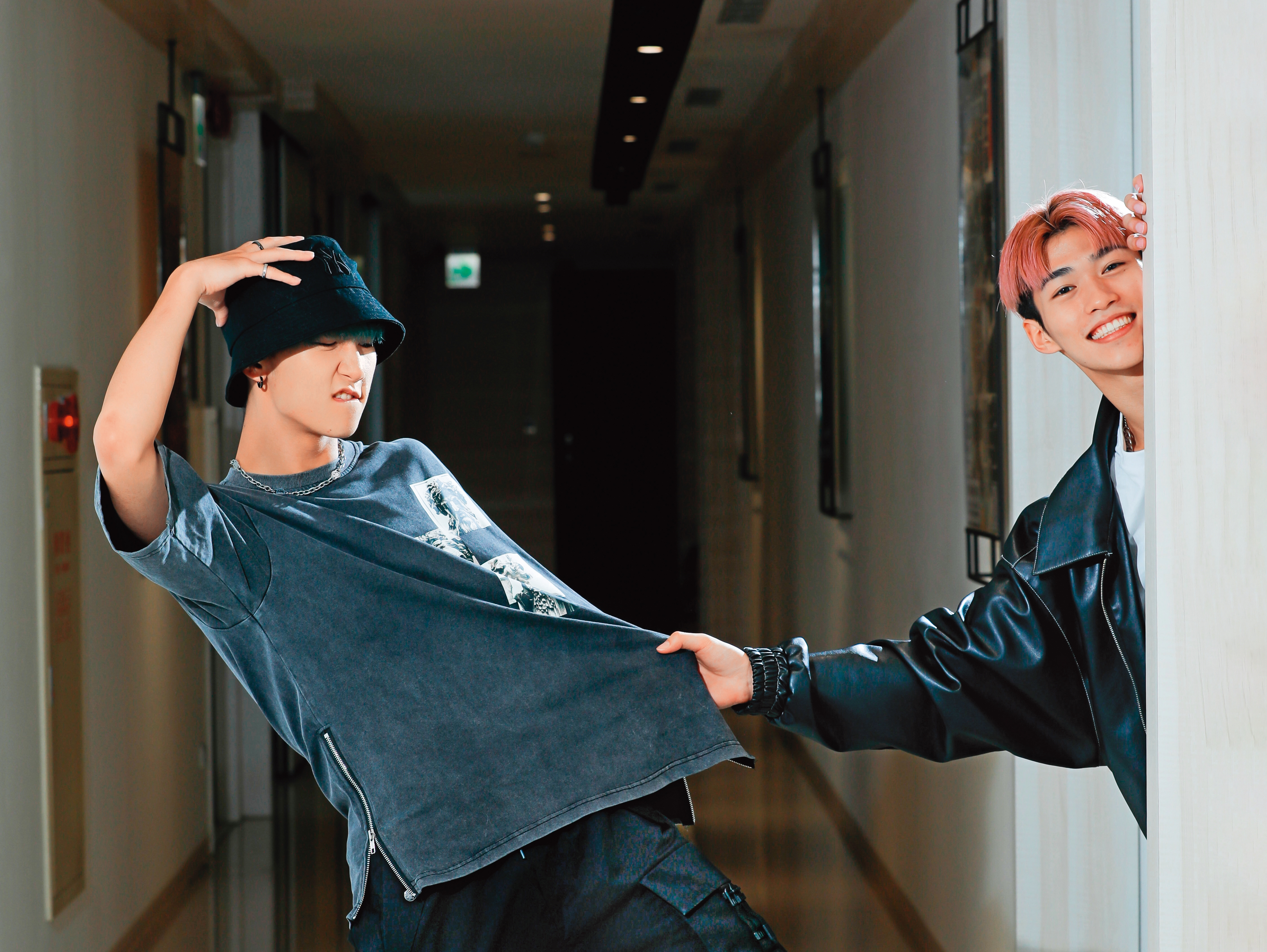 小孩（左）和蔡承祐（右）從素人搖身一變成為人氣新秀，私下仍保持純真的男孩樣貌。